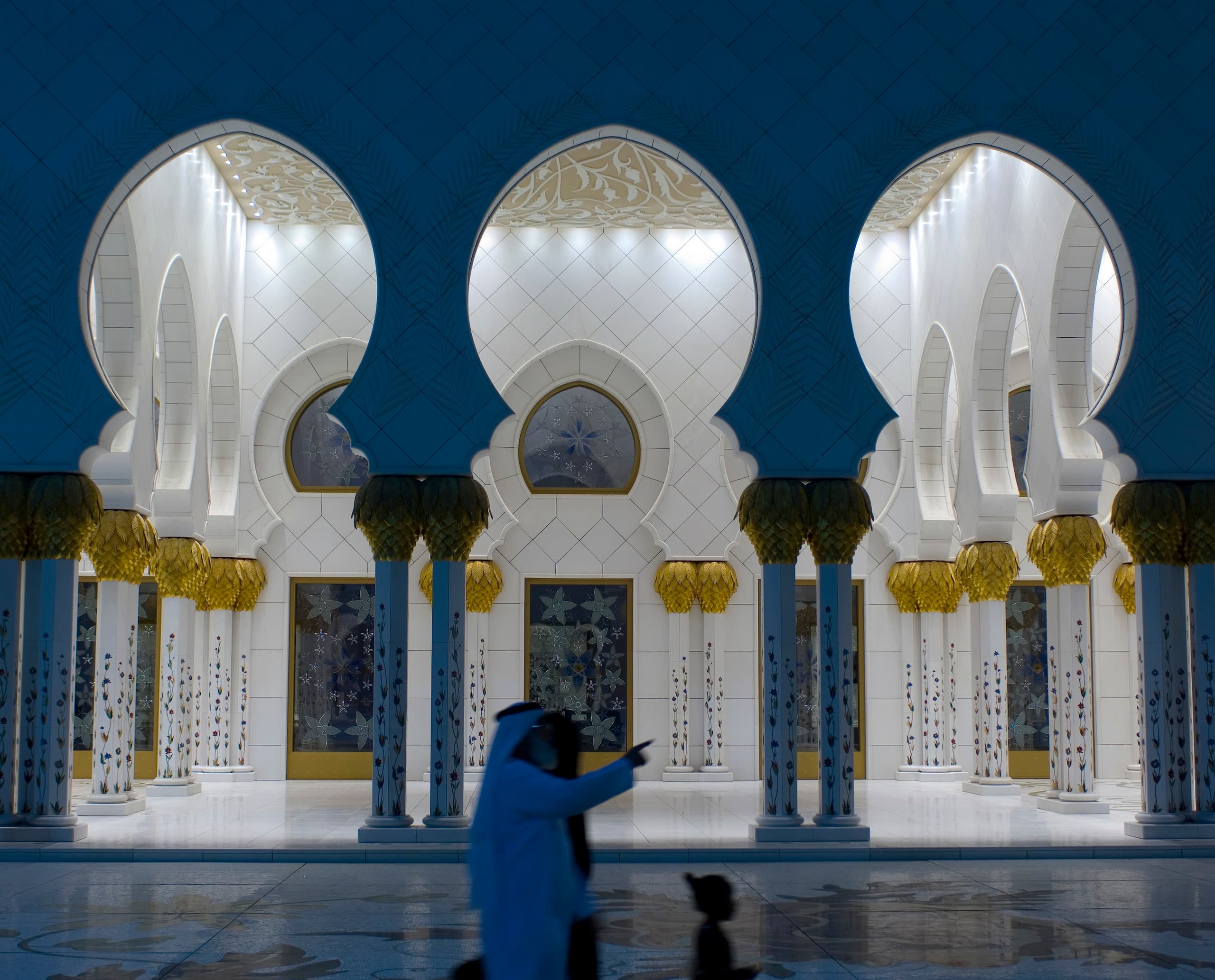 Innenansicht der Sheikh Zayed Moschee in Abu Dhabi mit ERCO Beleuchtung.