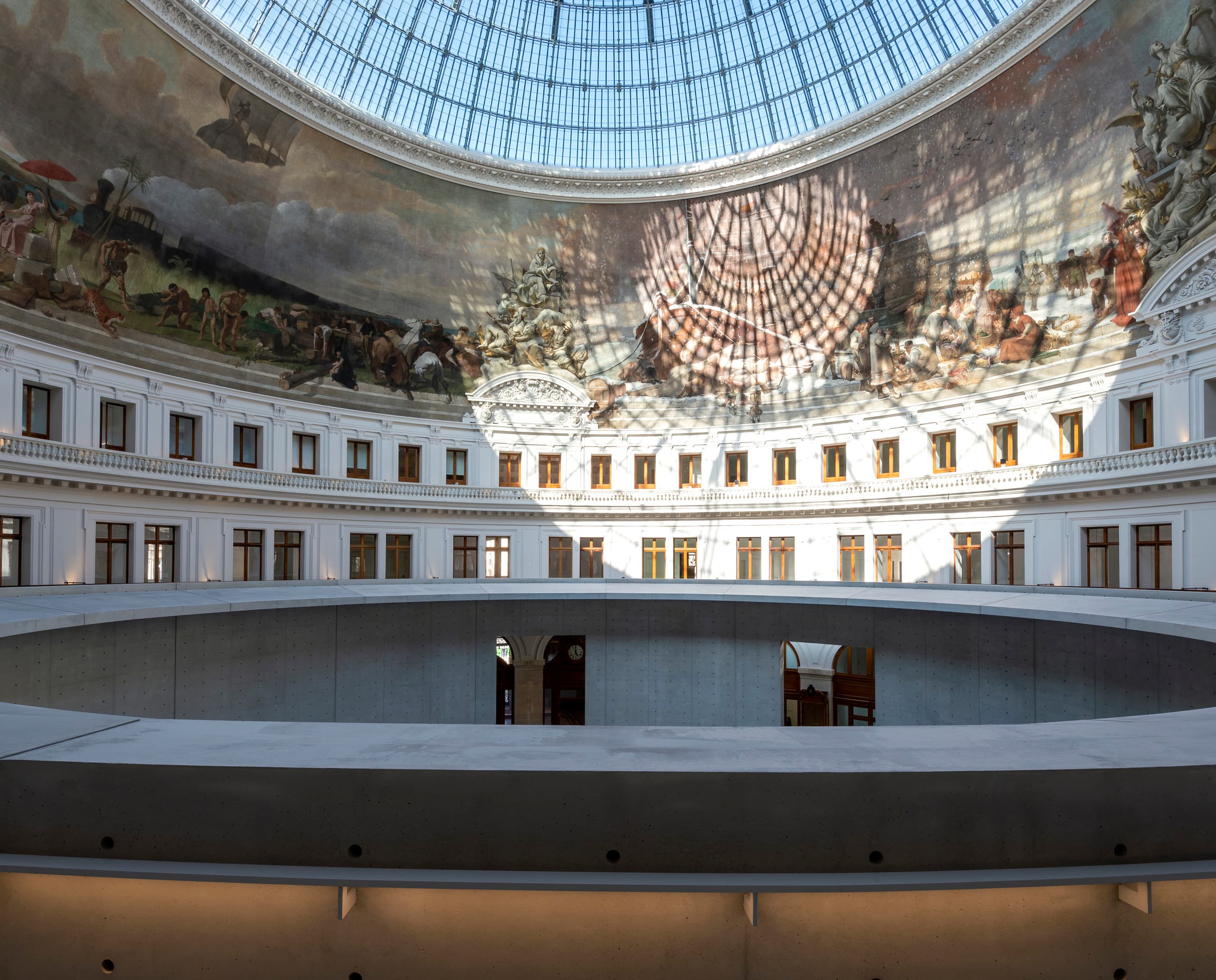 Innenansicht der Bourse de Commerce in Paris mit ERCO LED-Beleuchtung und Wandmalereien unter der Glaskuppel.