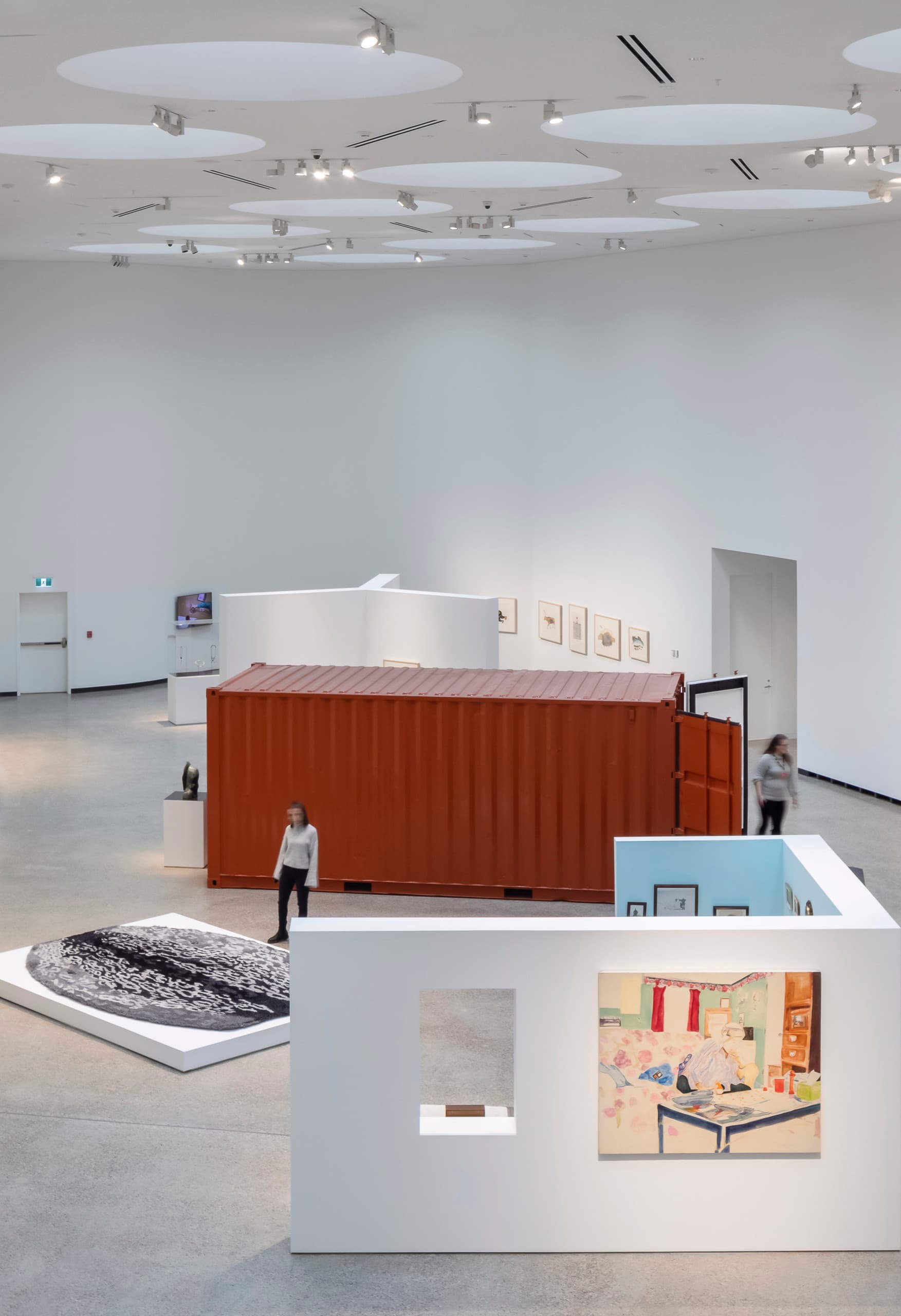 Qaumajuq Art Gallery mit ERCO Optec Strahlern für präzise Lichtverteilung in hohen Ausstellungsräumen.
