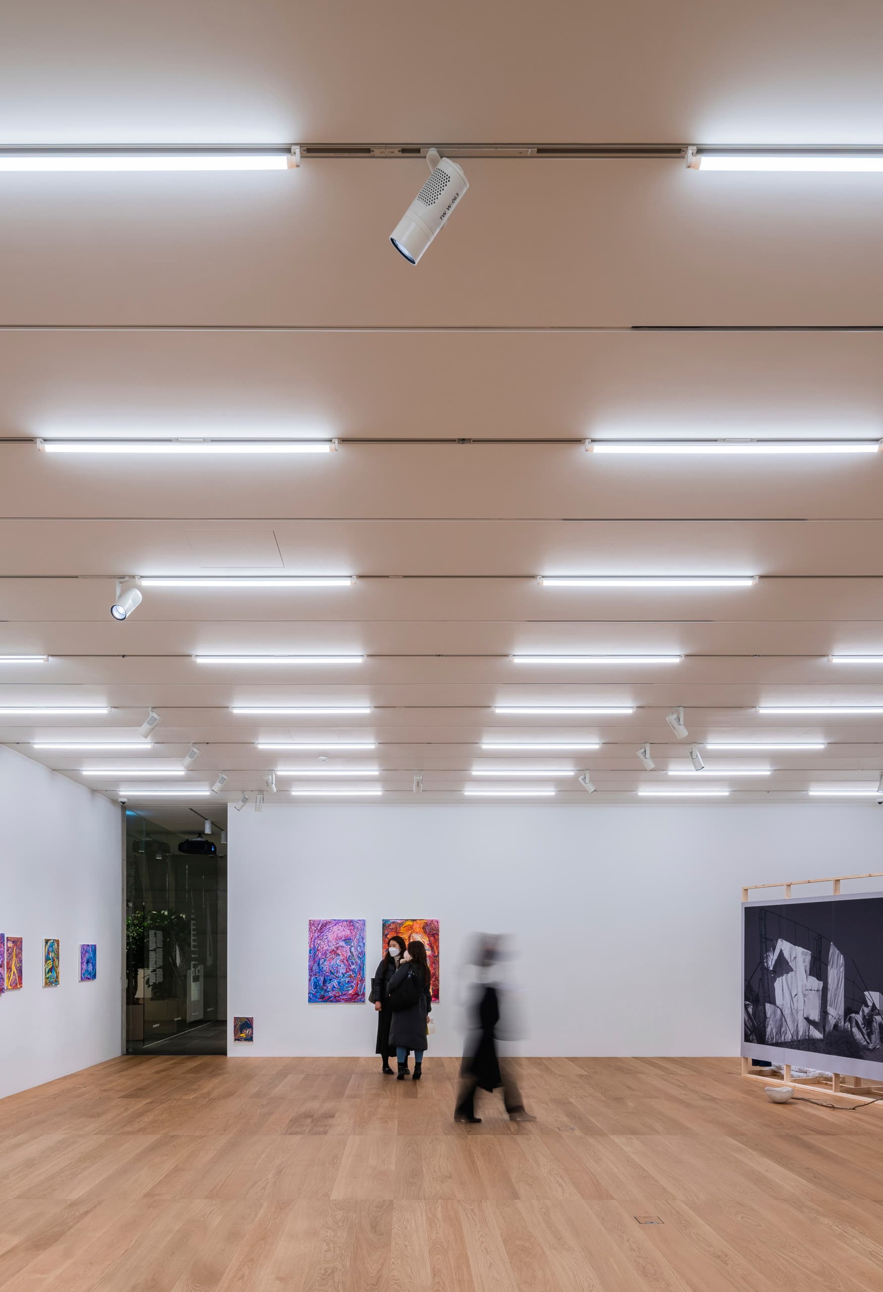 ERCO Eclipse Strahler beleuchten Kunst in der SongEun Art & Cultural Foundation, Seoul.