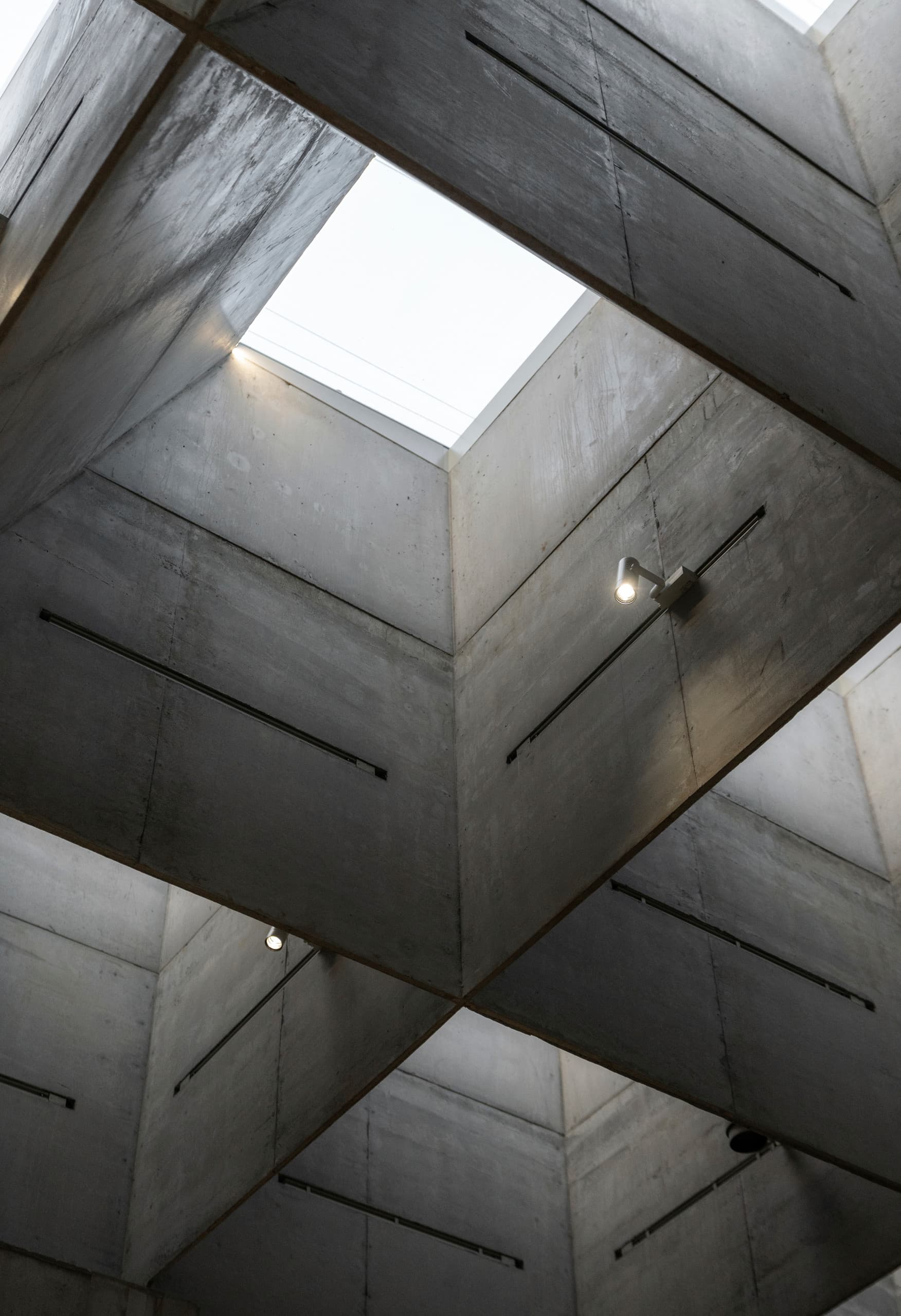 ERCO Beleuchtung in der Liljevalchs Kunsthalle: Deckendetail mit Strahlern und Tageslicht.