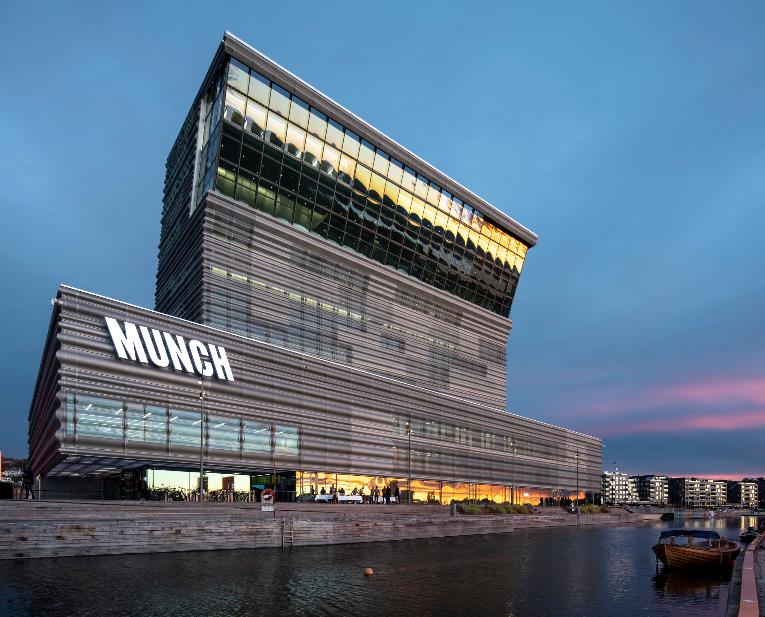 Das Munch Museum in Oslo, beleuchtet mit ERCO LED-Strahlern, zeigt die Kunstsammlung von Edvard Munch.