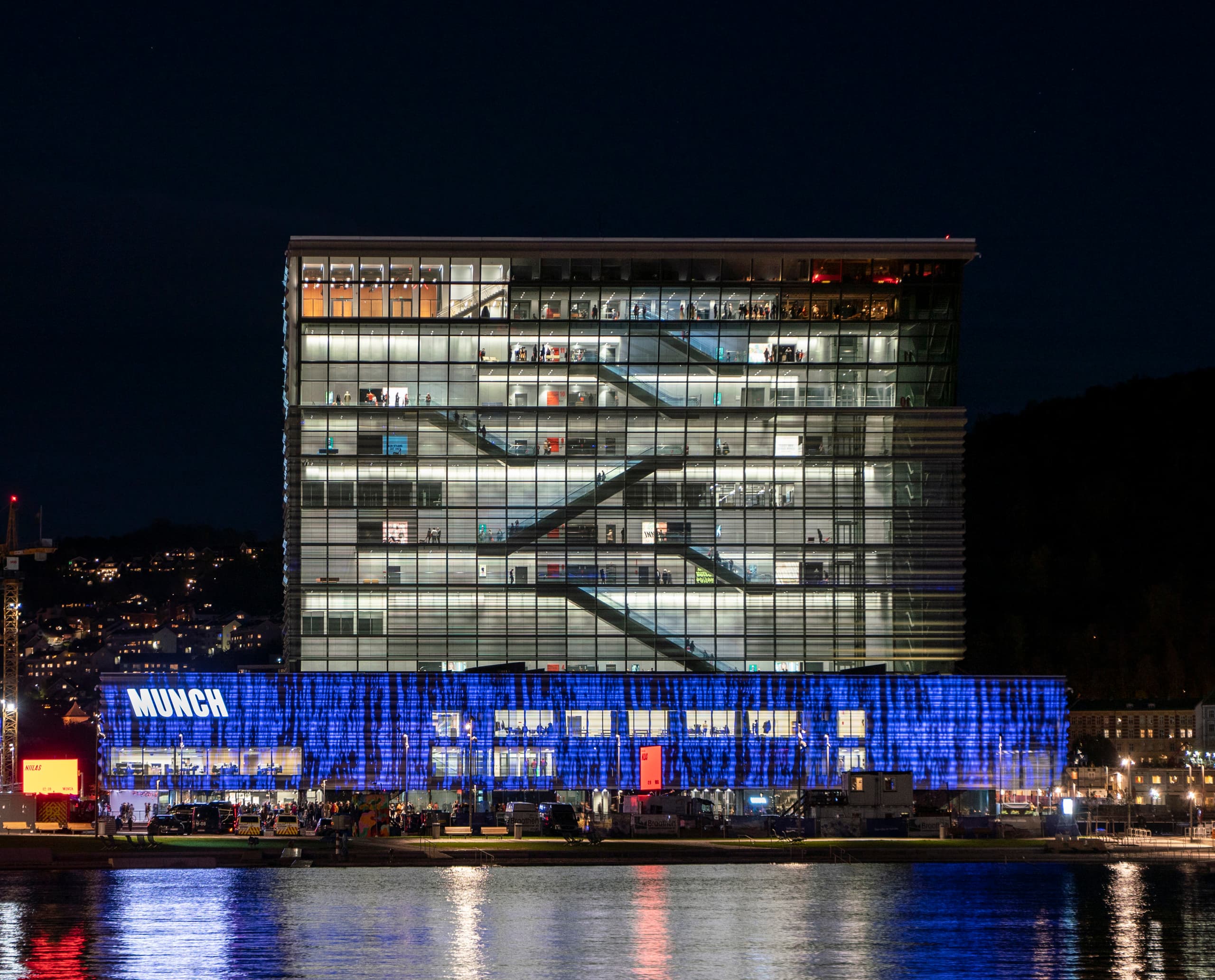 Das Munch Museum in Oslo, beleuchtet mit ERCO LED Strahlern, zeigt Kunstwerke in vielseitigen Ausstellungen.