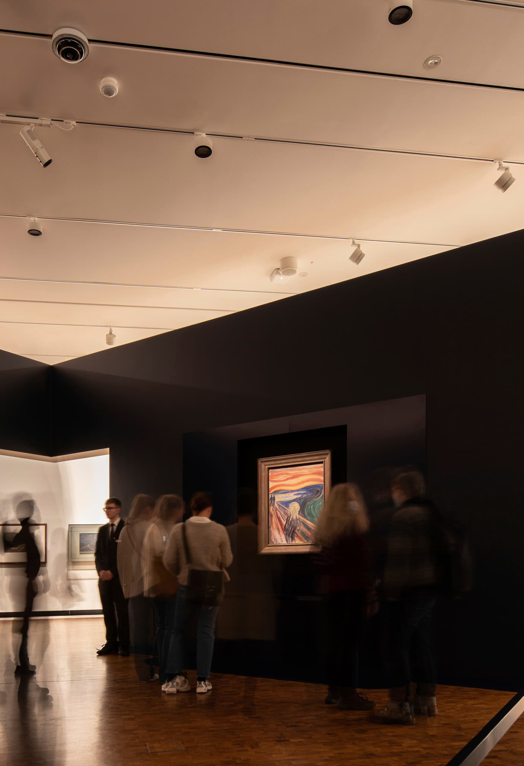 Besucher betrachten Munchs „Der Schrei“ im Munch Museum, beleuchtet mit ERCO Strahlern.