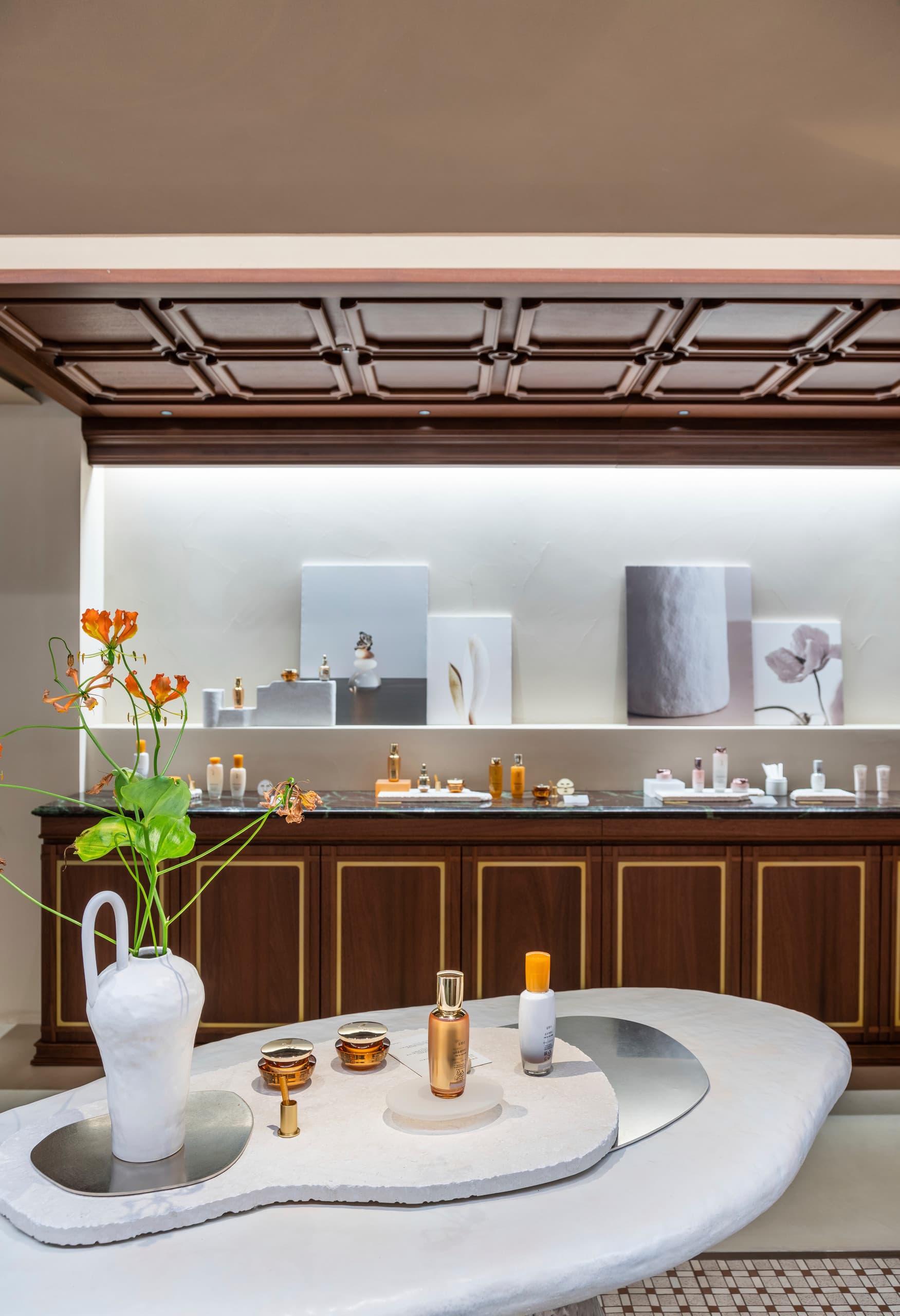 Sulwhasoo Produkte im Bukchon Flagship Store, beleuchtet mit ERCO Licht.