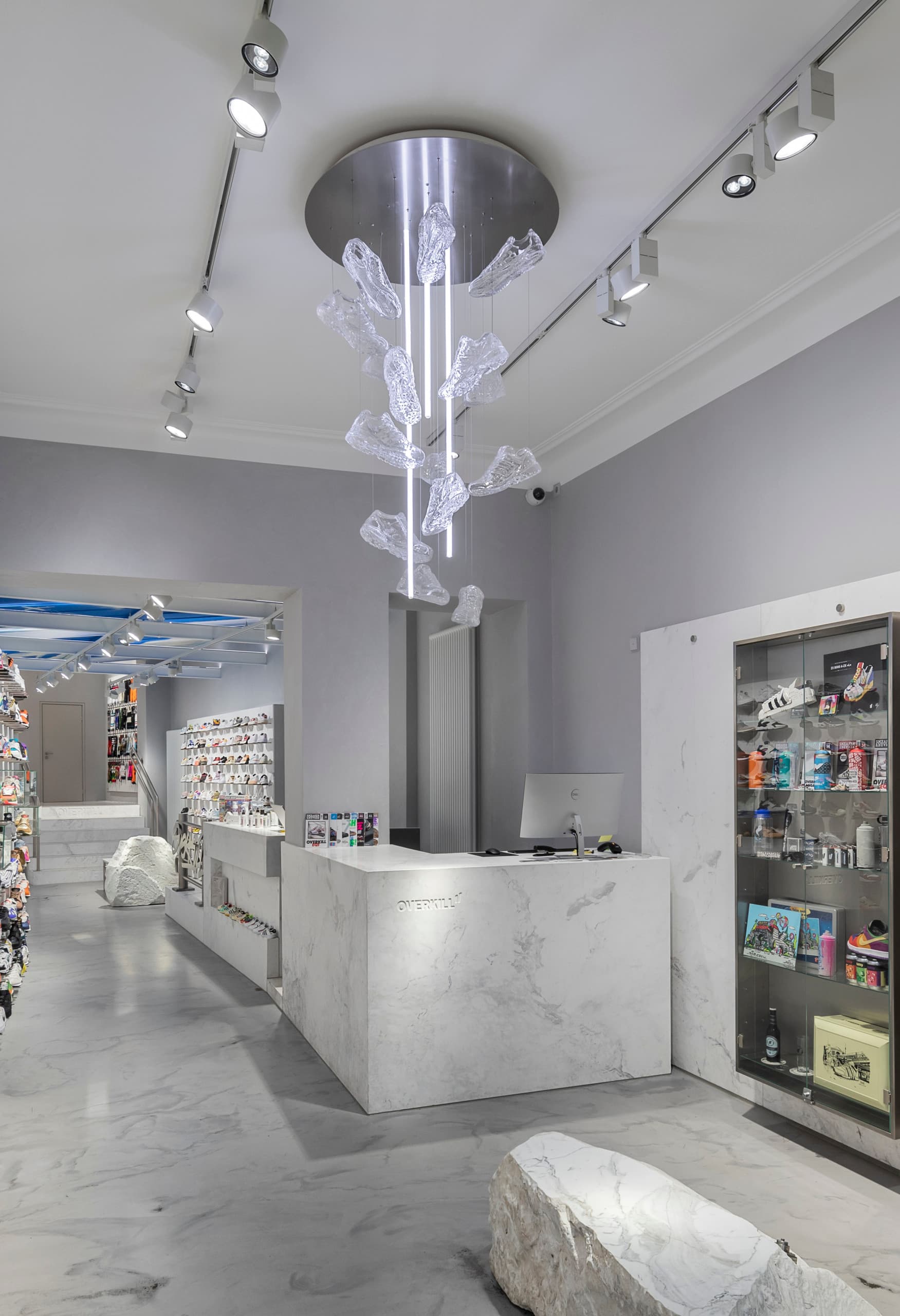 ERCO LED-Beleuchtung im Overkill Sneaker Store, Köln. Akzentbeleuchtung setzt Sneaker und Kunstobjekte in Szene.