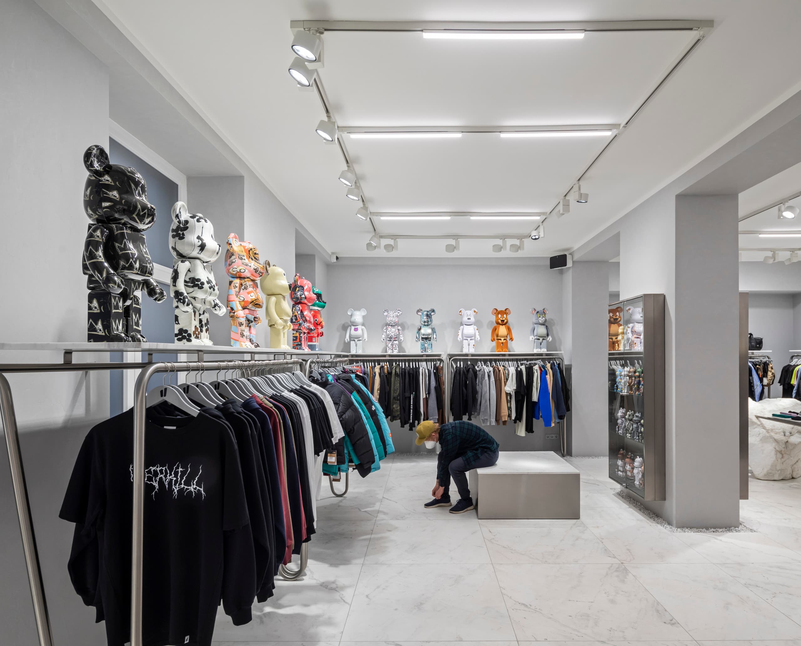 ERCO Shopbeleuchtung im Overkill Store, Köln: Streetwear und Kunstobjekte werden durch Optec Strahler akzentuiert.