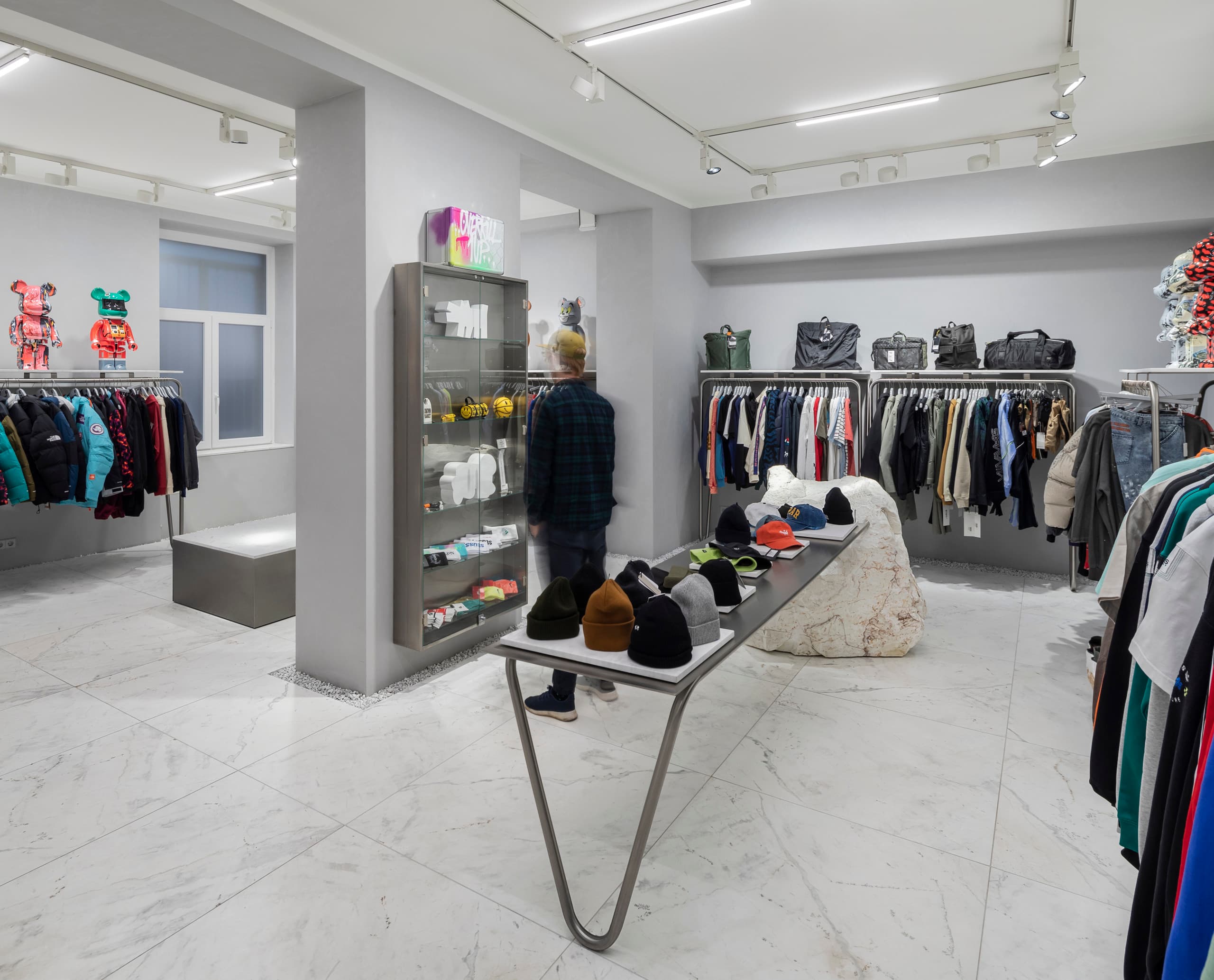 ERCO Shopbeleuchtung im Overkill Store, Köln: Streetwear und Kunst durch Wallwashing und Akzentlicht hervorgehoben.