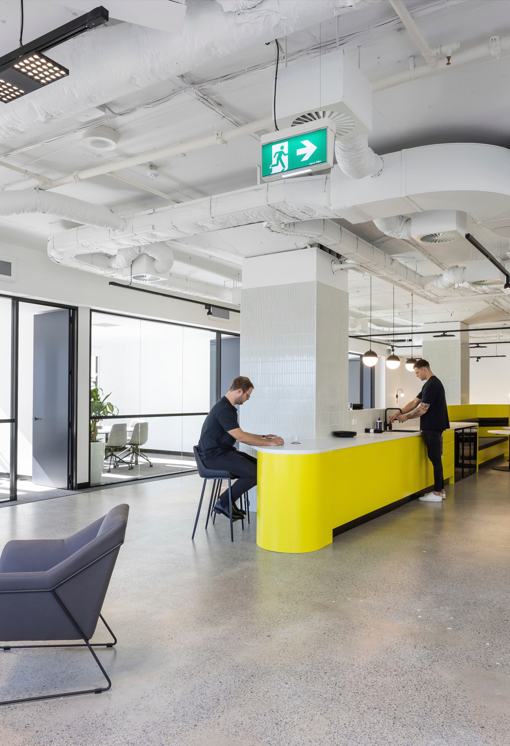 Flexibles Bürobeleuchtung mit Jilly Downlights für Stromschienen im Valmont Office, Sydney.