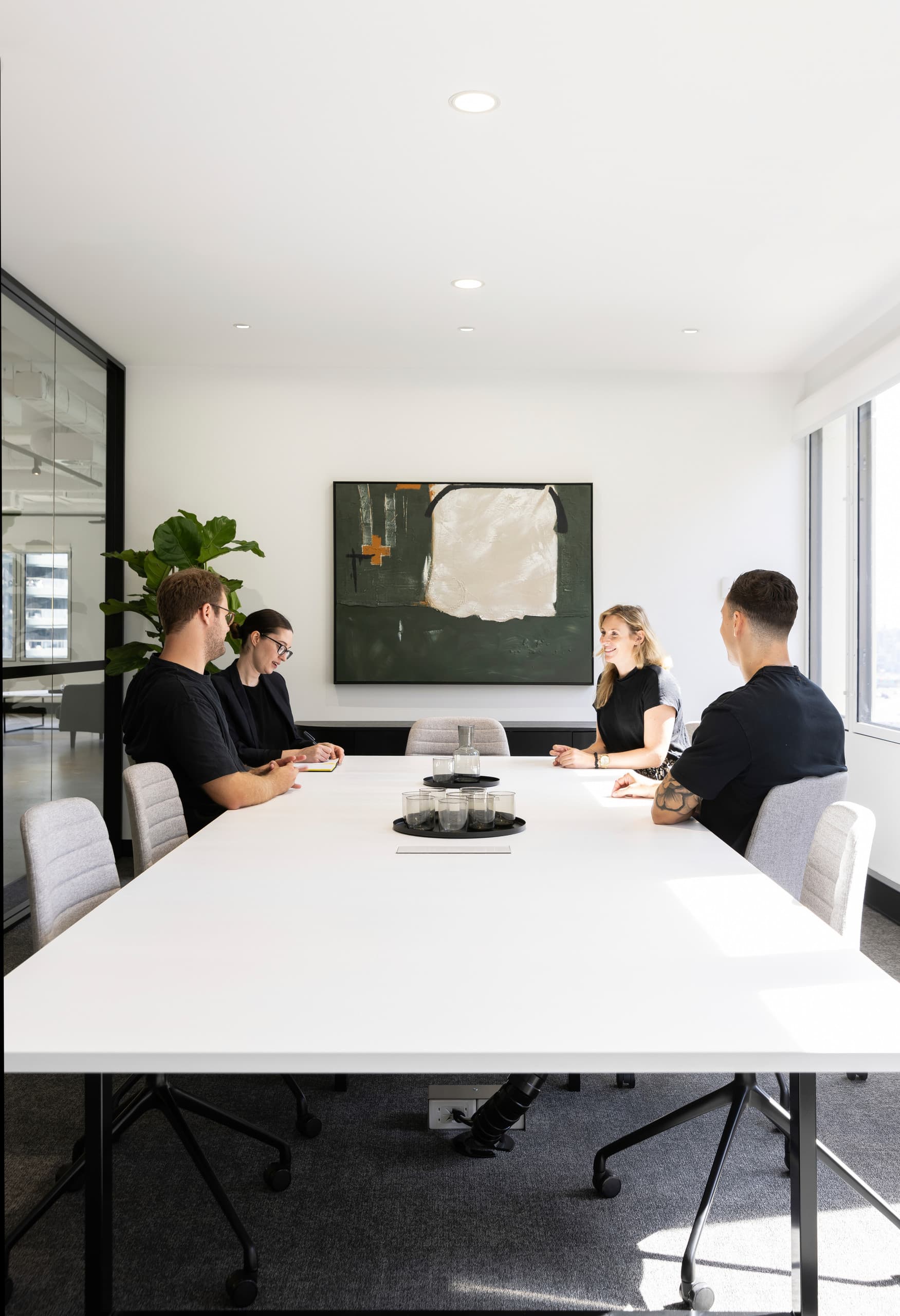 Besprechungsraum mit Jilly Downlights für flexible Bürobeleuchtung im Valmont Office, Sydney.