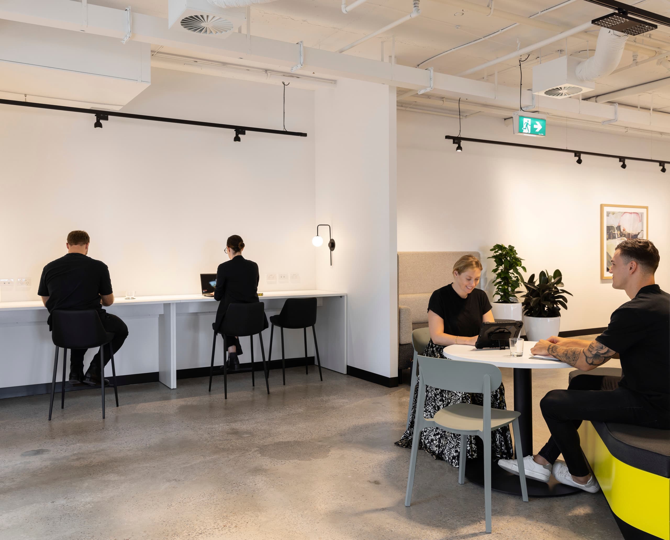 Flexibles Bürobeleuchtung mit Jilly Downlights und Hi-trac Schienenstrahler im Valmont Office, Sydney.