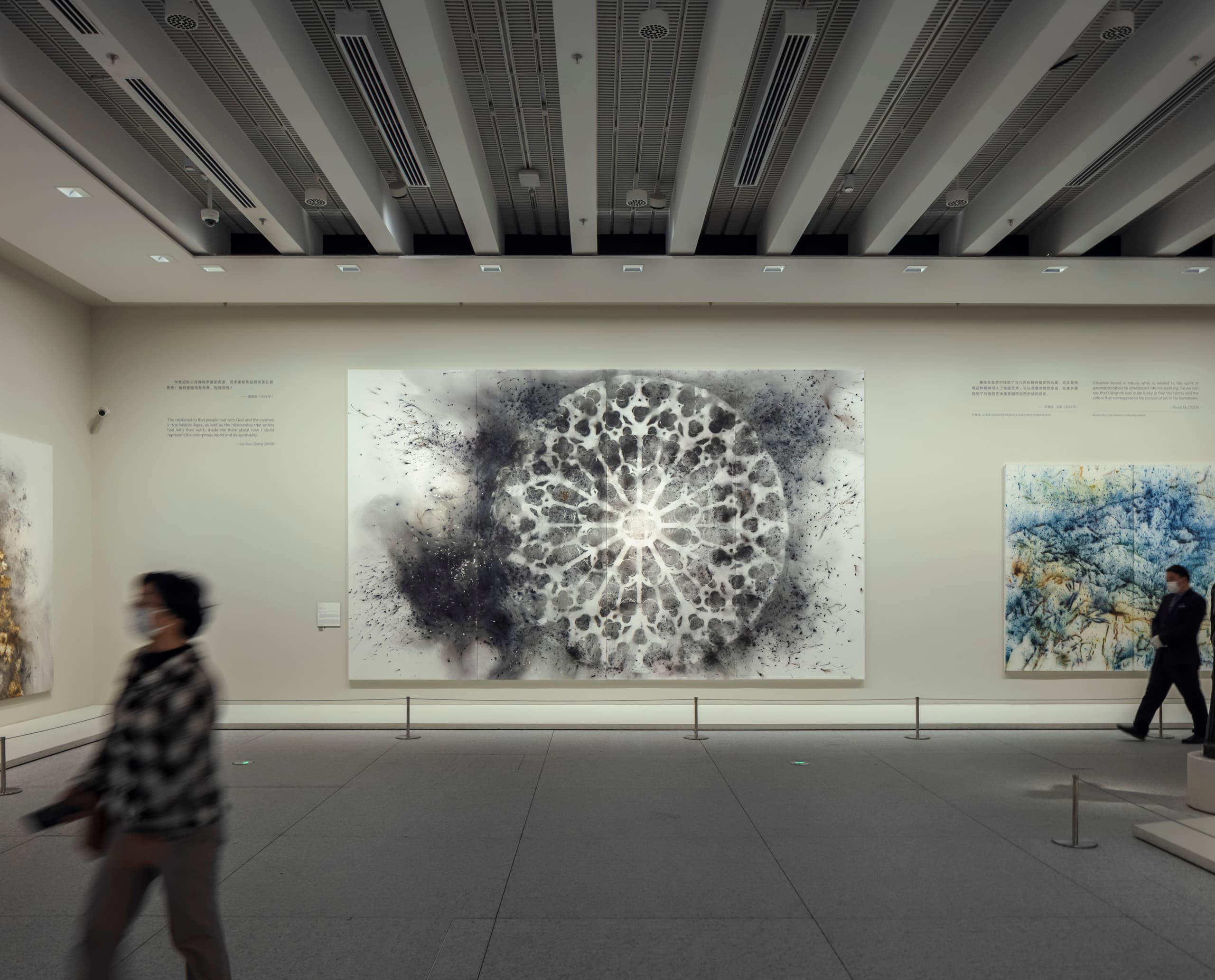 Kunstausstellung im Museum of Art Pudong, Shanghai, mit ERCO LED-Beleuchtung für hohe Sehqualität.