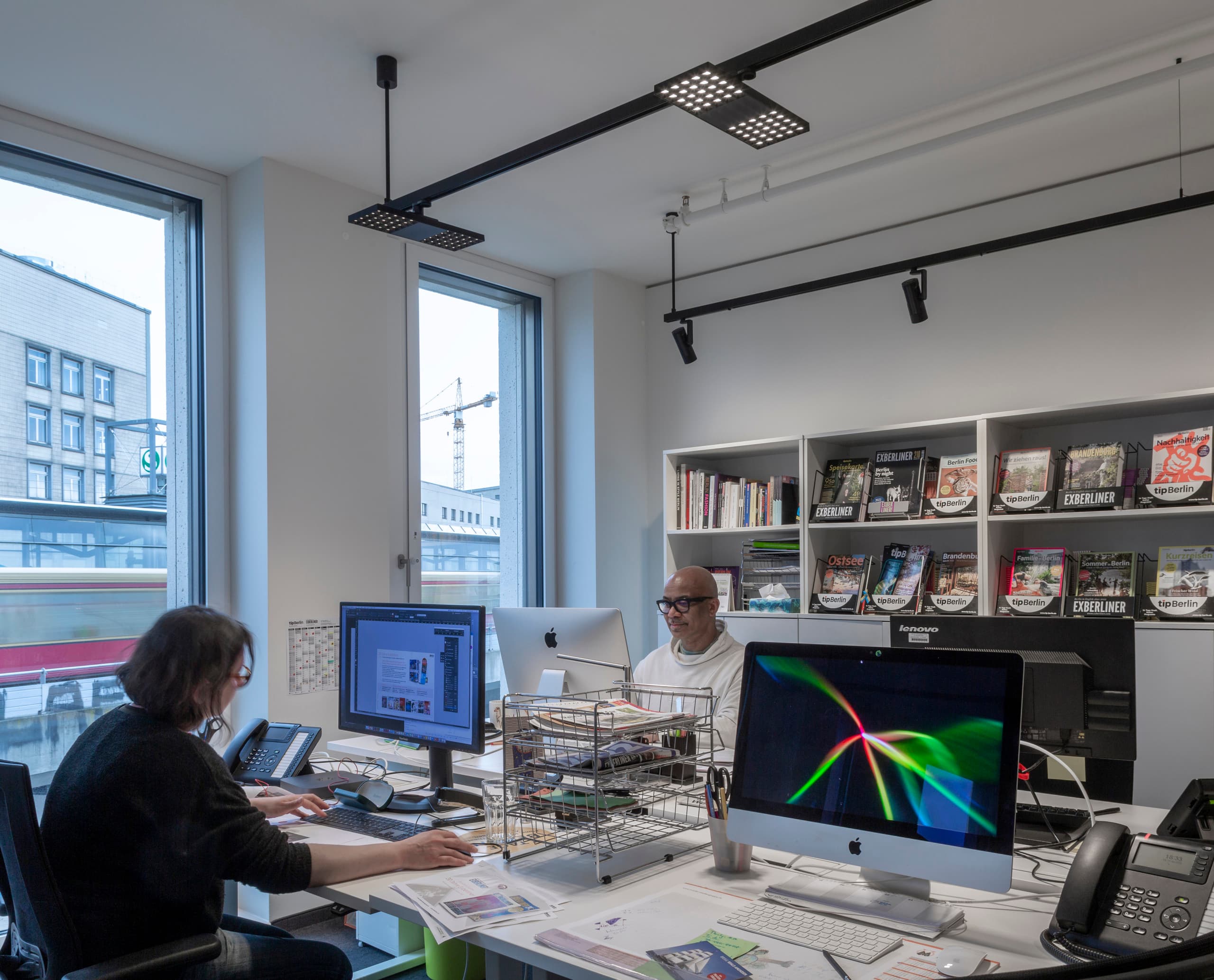 Flexible ERCO Bürobeleuchtung mit Jilly Downlights und Eclipse Strahlern für die tipBerlin Redaktion.