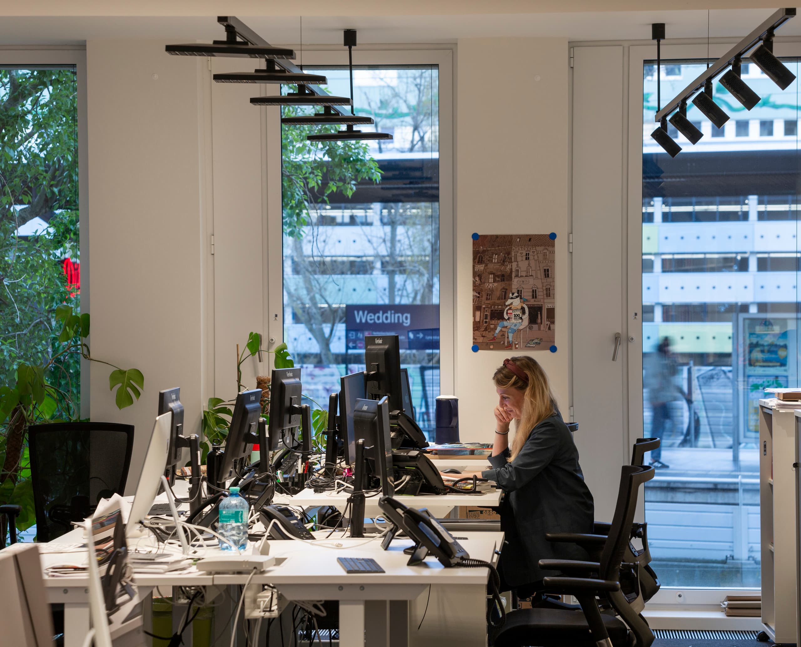Flexible ERCO Bürobeleuchtung mit Jilly Downlights und Eclipse Strahlern im tipBerlin Büro.