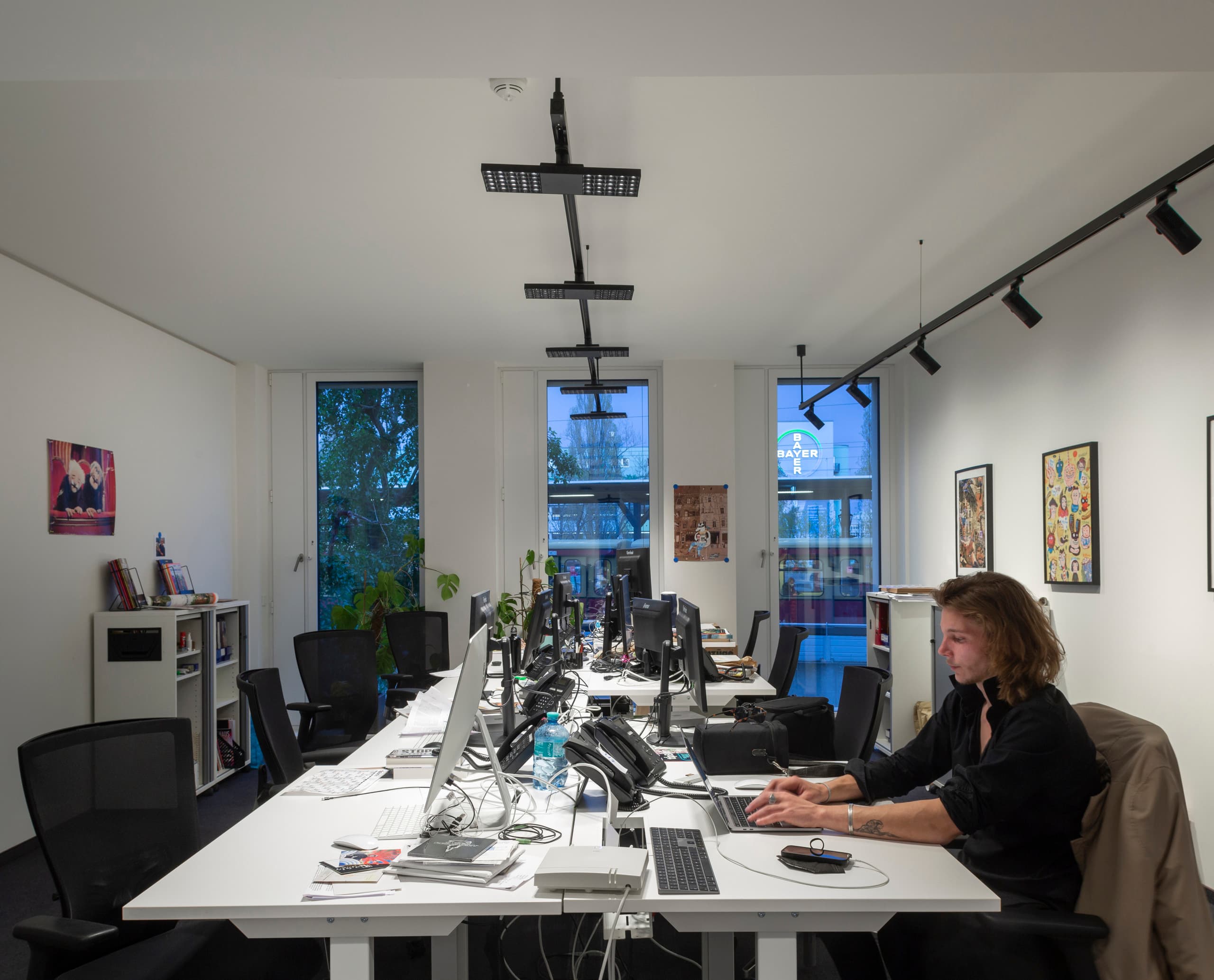 Flexible ERCO Bürobeleuchtung mit Jilly Downlights und Eclipse Strahlern im tipBerlin Büro.