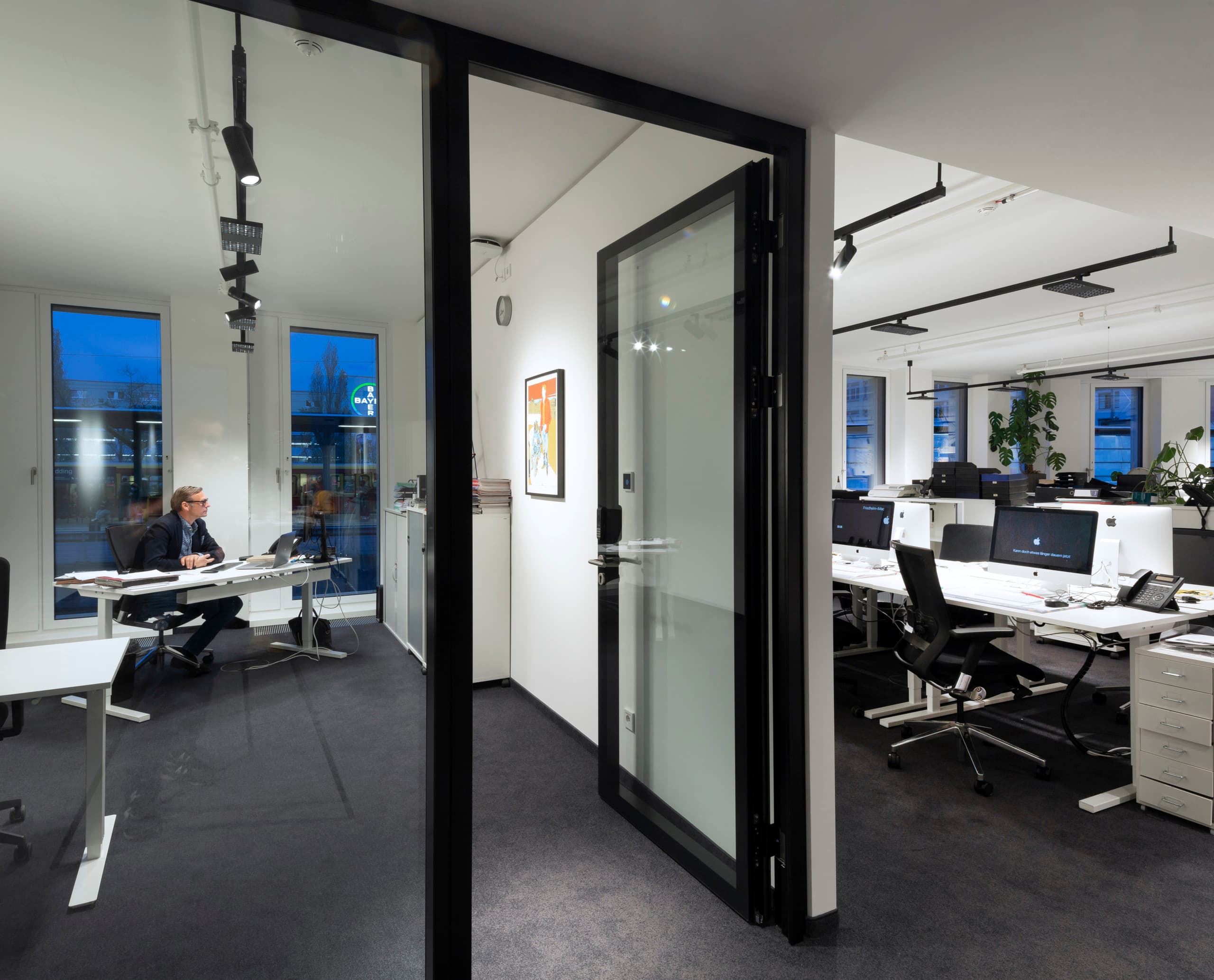 ERCO Bürobeleuchtung im tipBerlin Verlag mit Jilly Downlights und Eclipse Strahlern für flexible Arbeitsplätze.