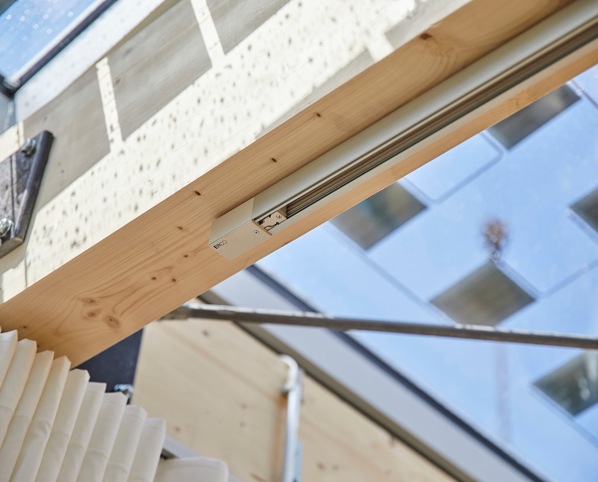 ERCO Stromschiene mit Strahler in nachhaltiger Architektur für Solar Decathlon.