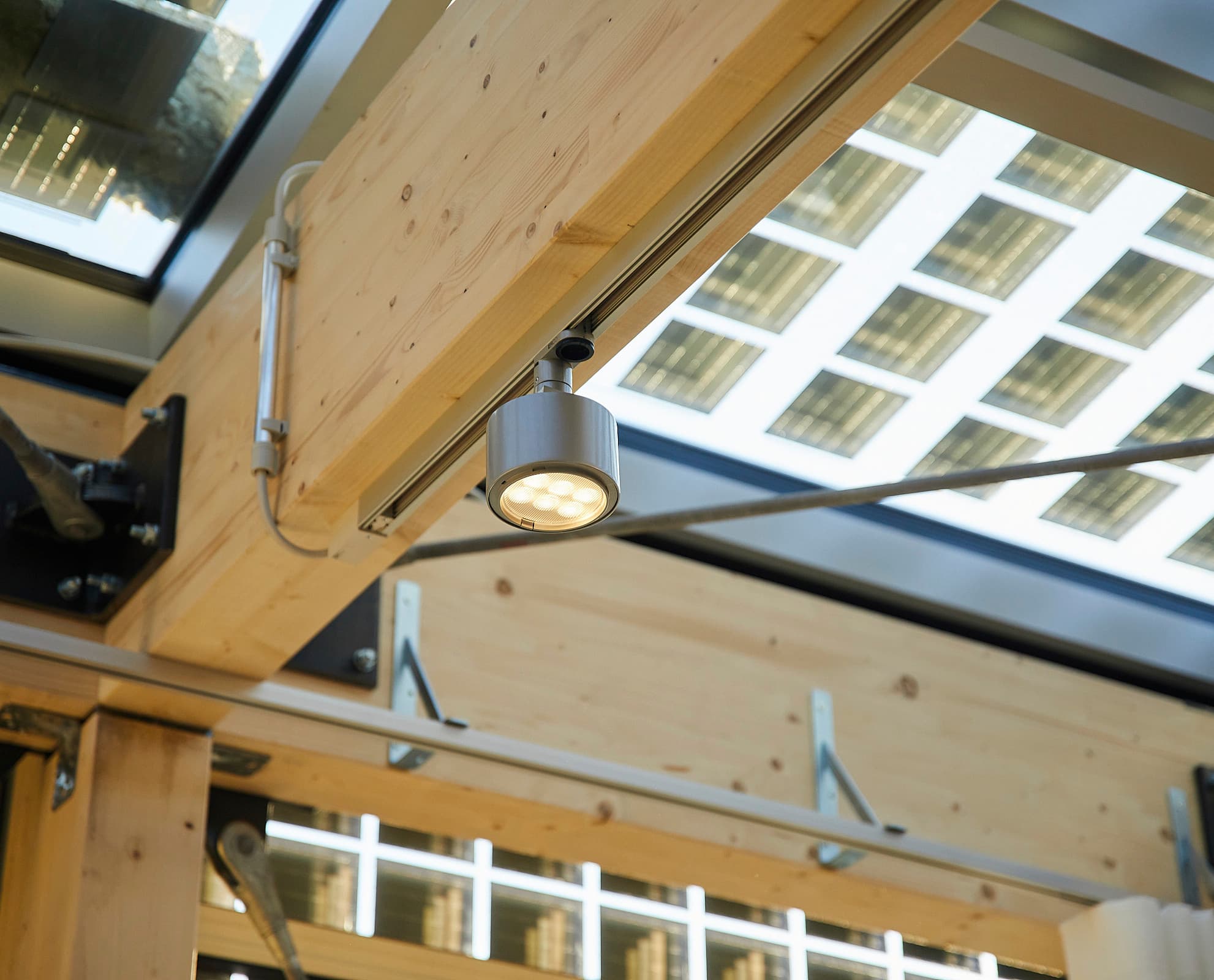 ERCO Parscan Strahler an Holzbalken für nachhaltige Beleuchtung im Solar Decathlon Projekt.