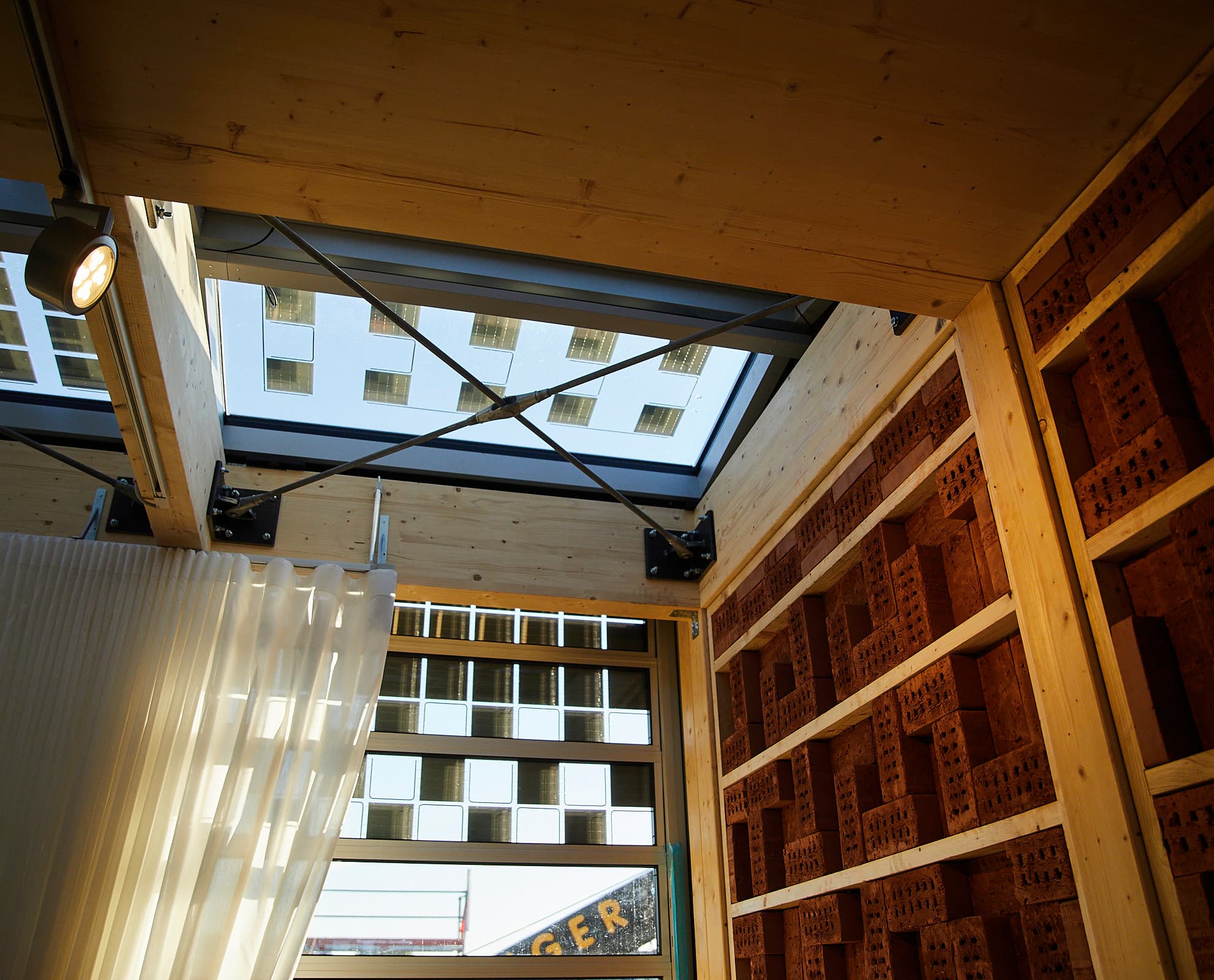 ERCO Parscan Strahler beleuchtet nachhaltige Architektur im Solar Decathlon Europe 21/22 Prototyp.