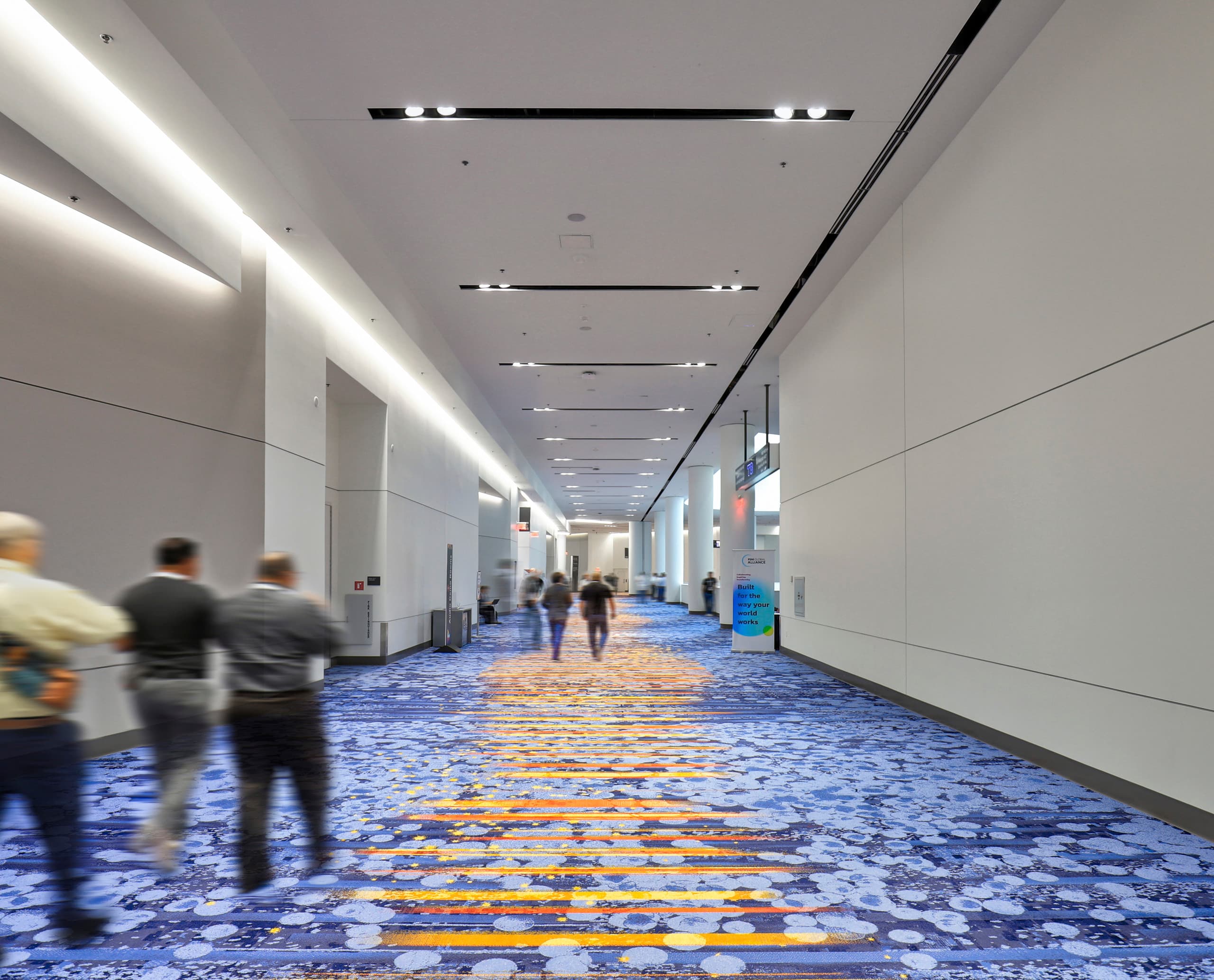 ERCO Downlights im Las Vegas Convention Centre sorgen für gleichmäßige Ausleuchtung in den Gängen.