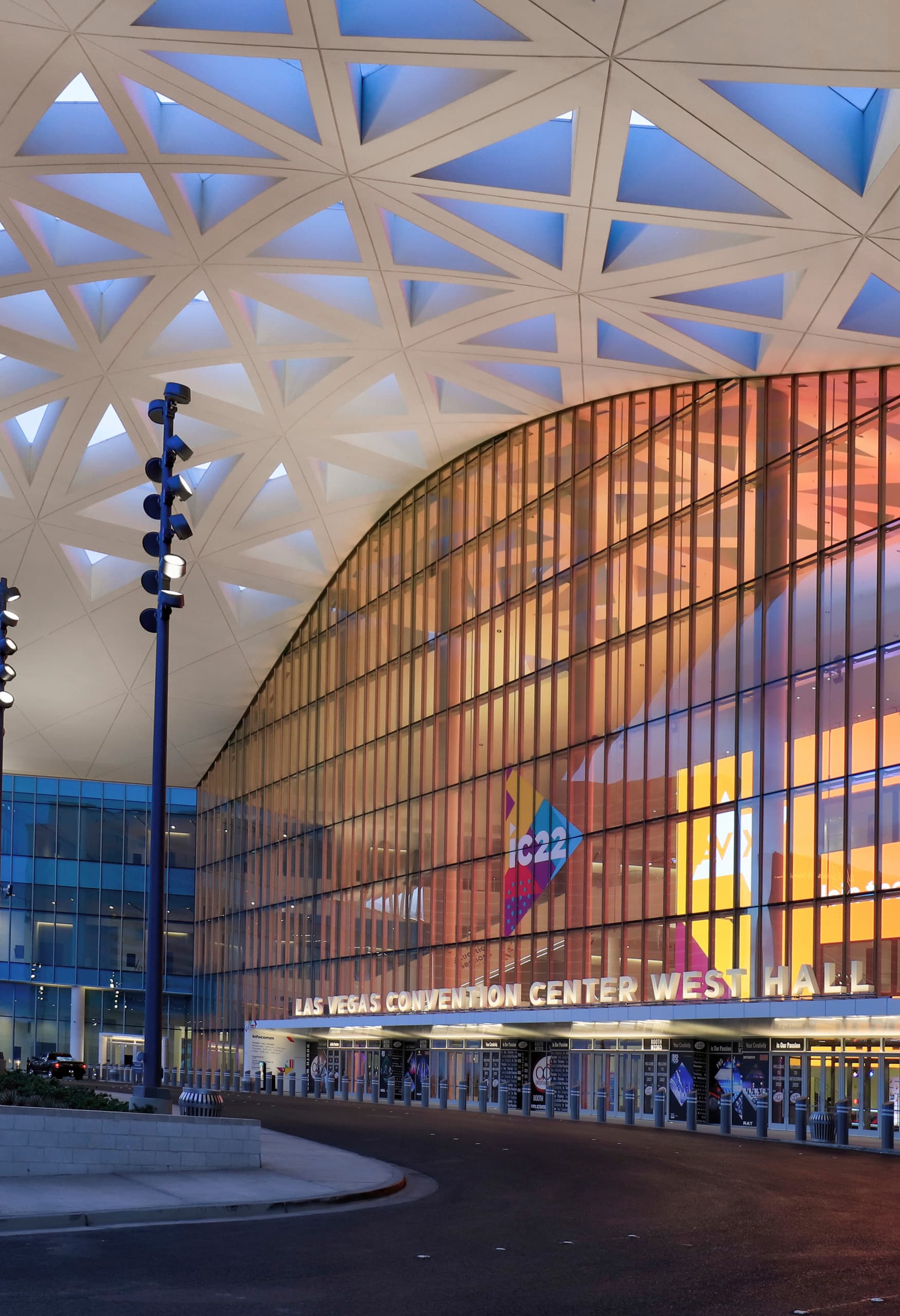 Las Vegas Convention Center West Hall mit ERCO Außenbeleuchtung für gleichmäßige Lichtverhältnisse.