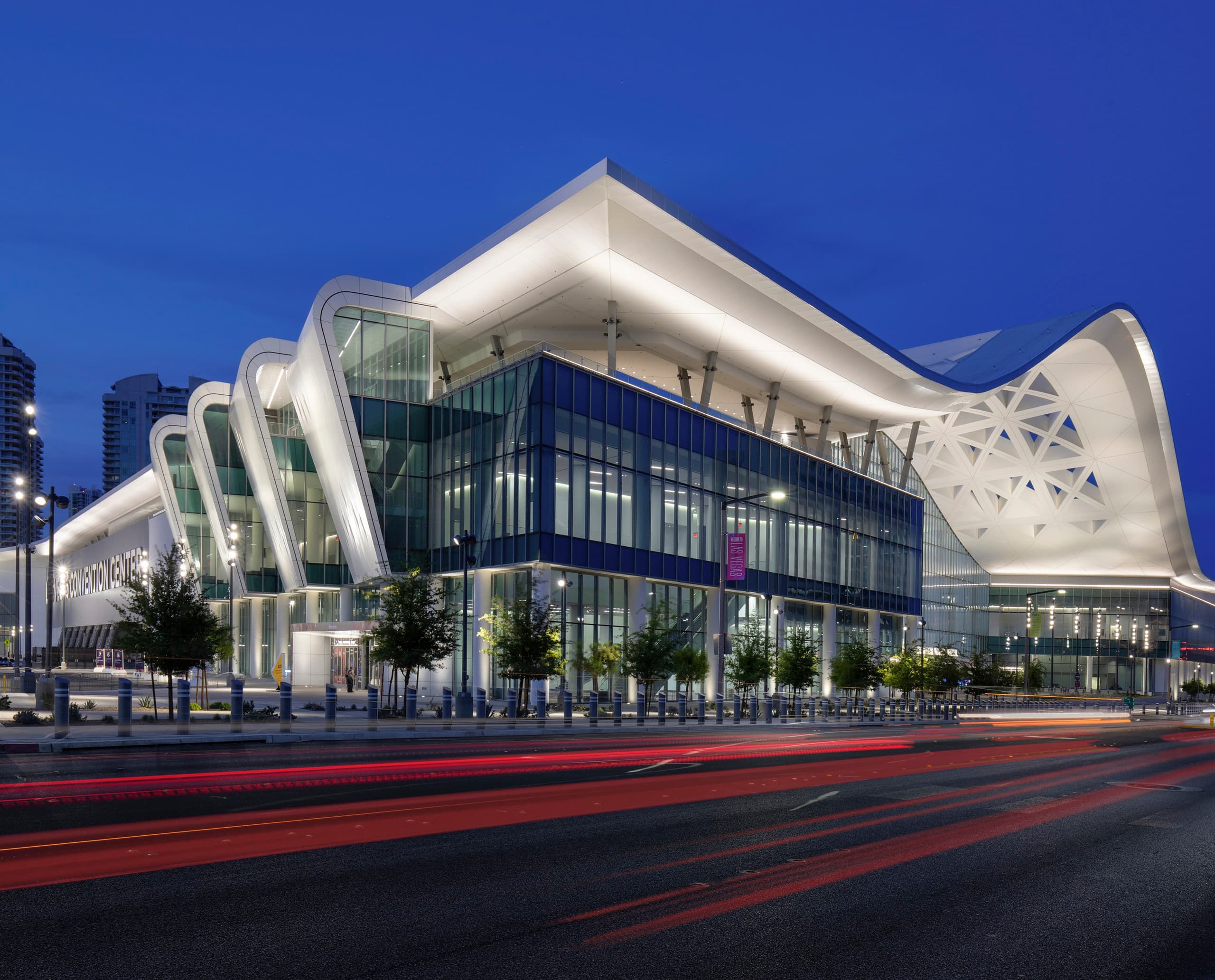 ERCO-Beleuchtung des Las Vegas Convention Centre West Hall mit Kona-Strahlern für gleichmäßige Lichtverhältnisse.