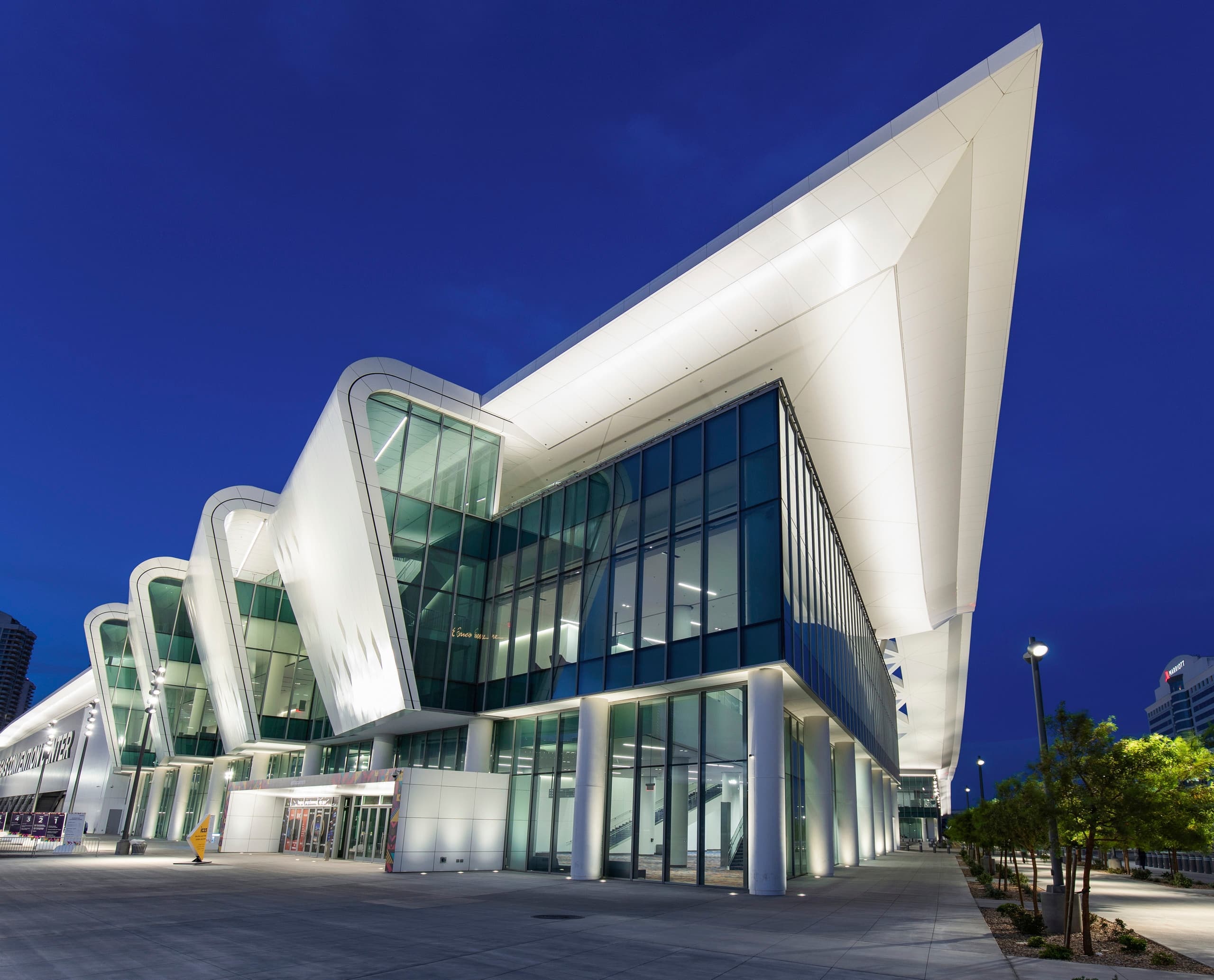 Las Vegas Convention Centre West Hall mit ERCO Außenleuchten für gleichmäßige Beleuchtung.