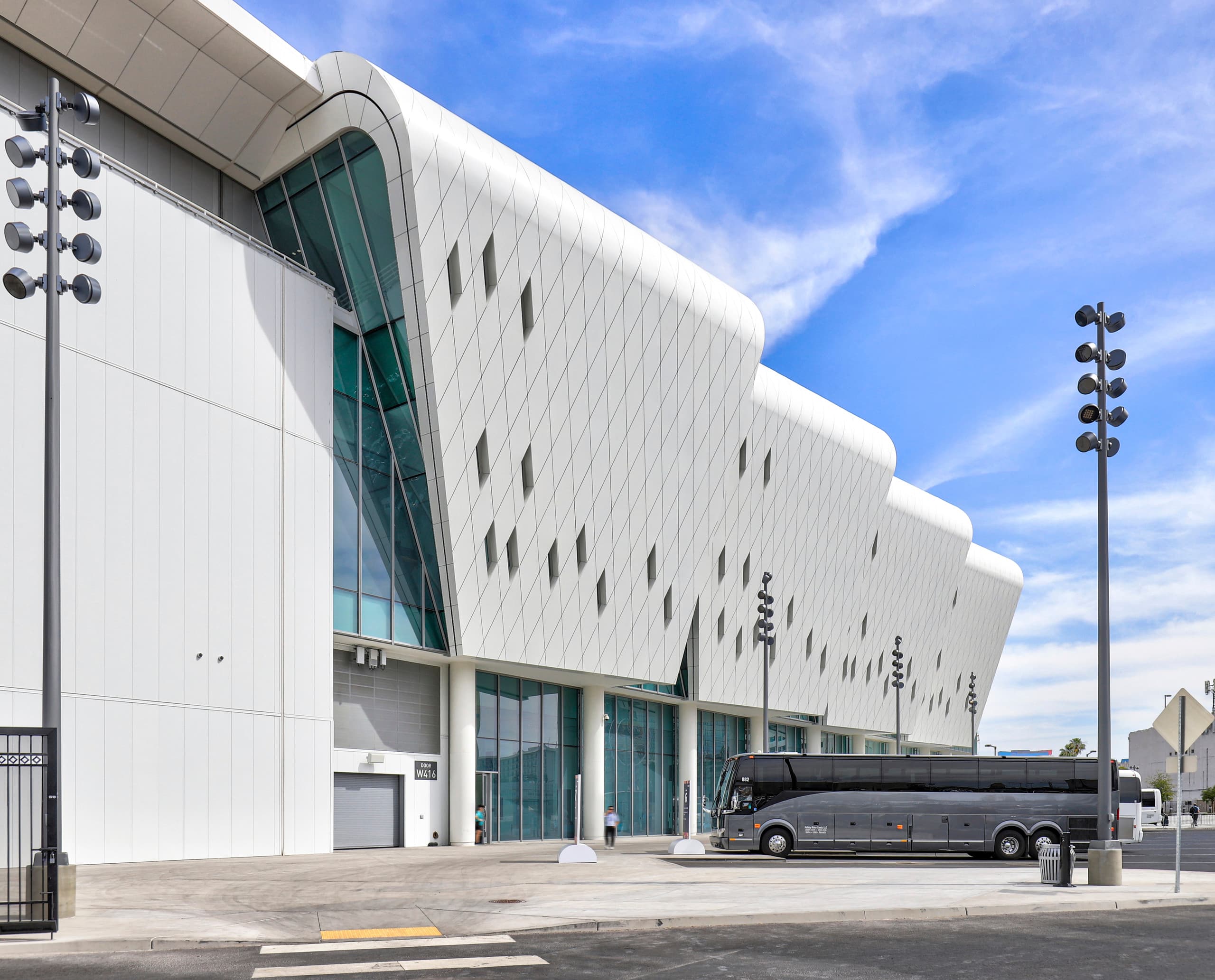 ERCO Kona Außenstrahler beleuchten das Las Vegas Convention Center und schaffen einheitliche Lichtverhältnisse.