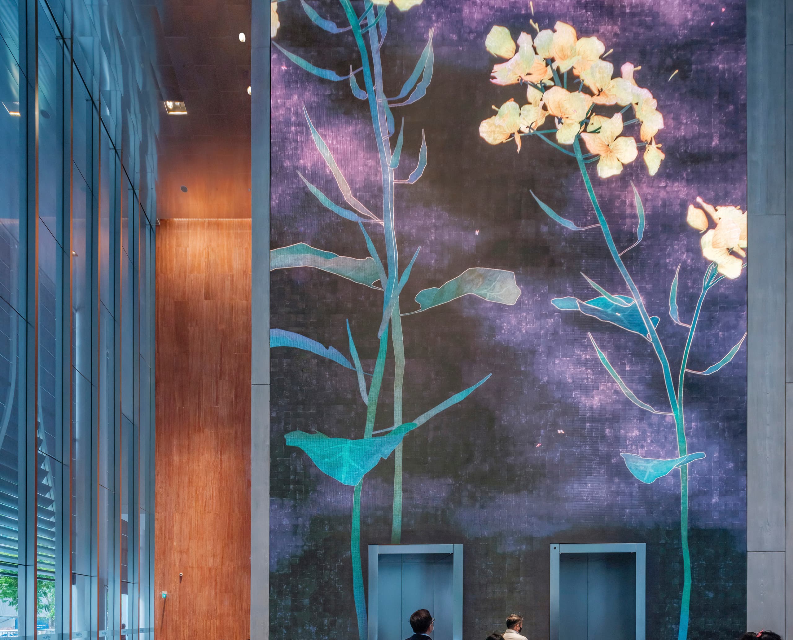 CapitaSpring Lobby in Singapur mit ERCO Beleuchtung und Pflanzenwand.