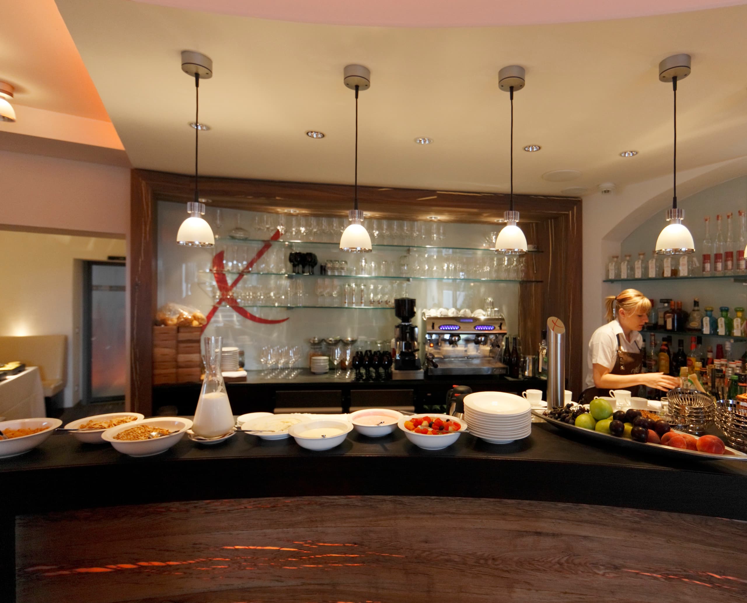 Hotel Nixe Restaurant mit Starpoint Downlights und Optec Strahlern für stimmungsvolle Beleuchtung.