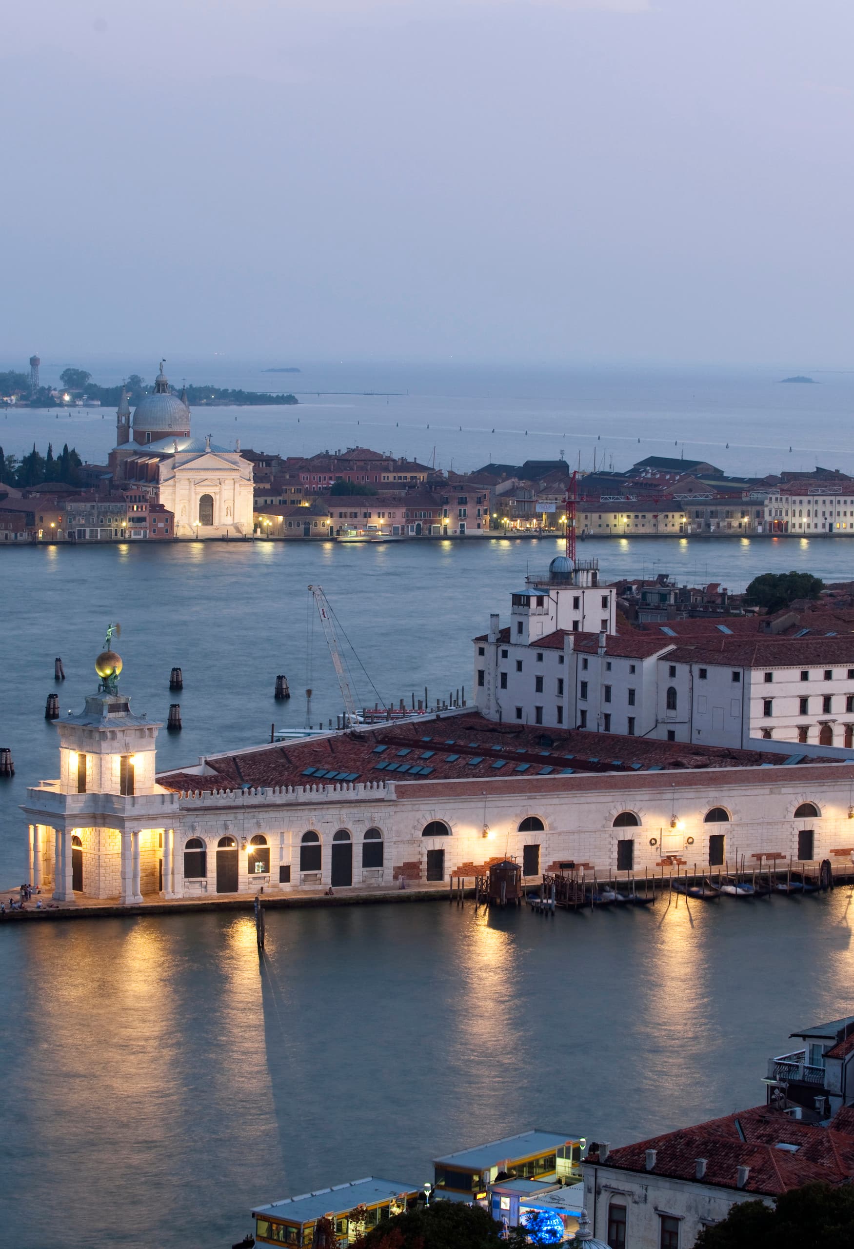 Punta della Dogana Museum in Venedig, beleuchtet mit ERCO Lichtlösungen für Kunstausstellungen.