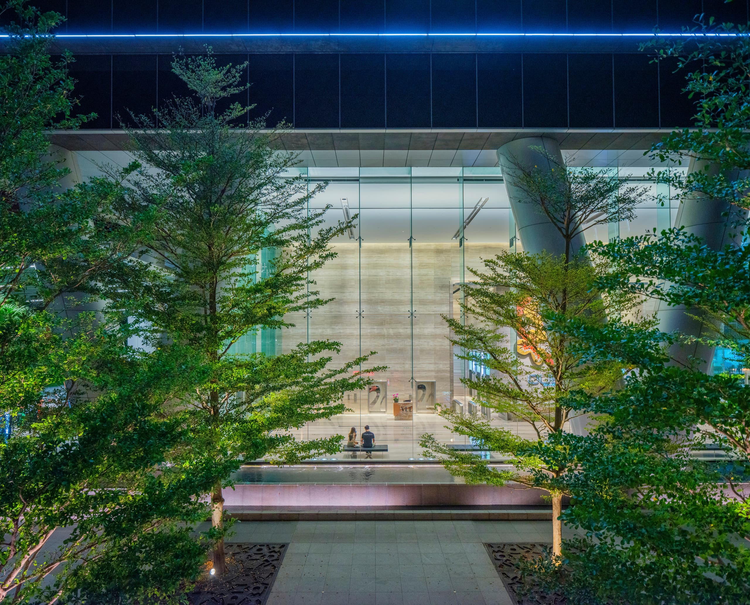 OUE Bayfront Bürogebäude in Singapur mit ERCO LED-Beleuchtung für Fassade und Foyer.