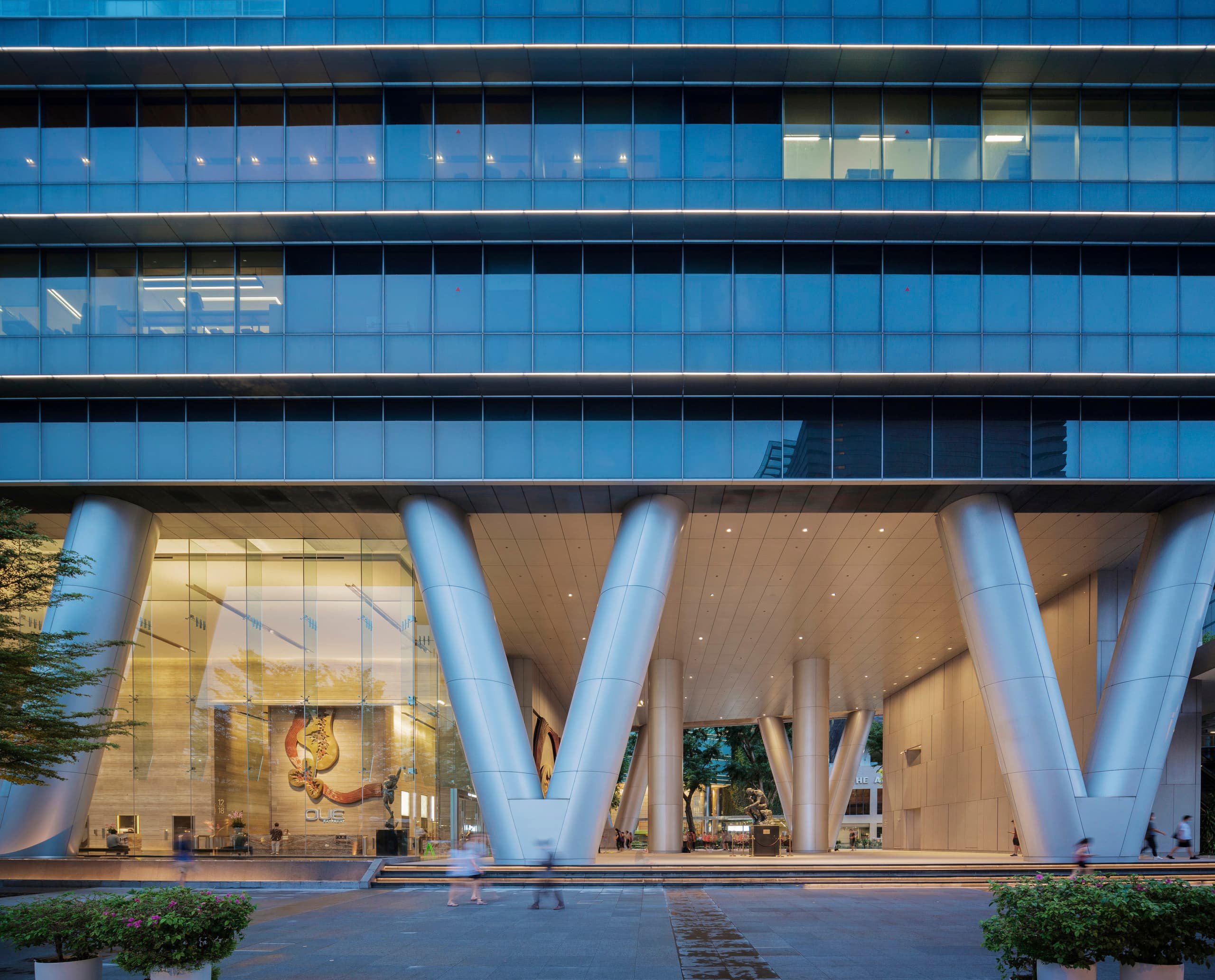 OUE Bayfront Bürogebäude in Singapur mit ERCO LED-Beleuchtung für Fassade und Foyer.