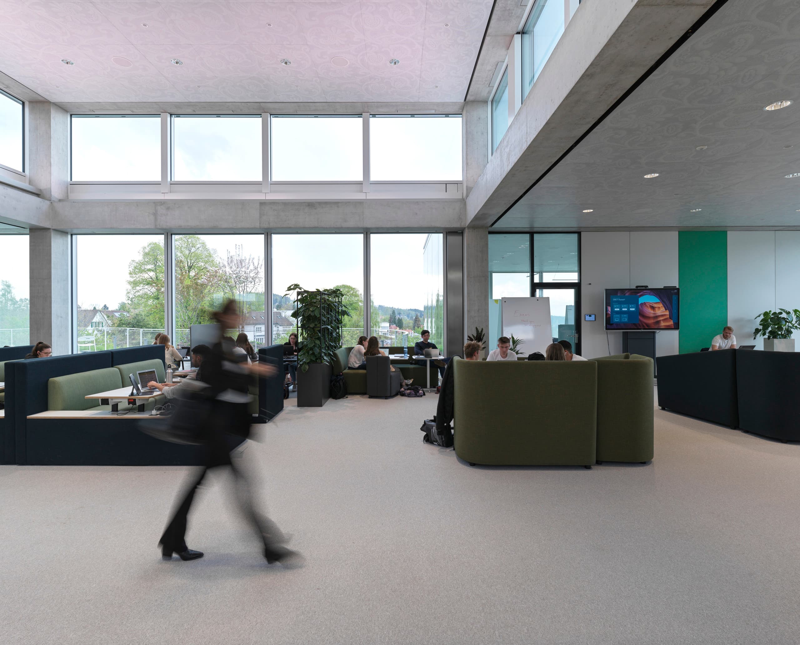 ERCO LED-Beleuchtung im Lernzentrum der Universität St. Gallen für hohe Sehqualität und flexible Raumnutzung.