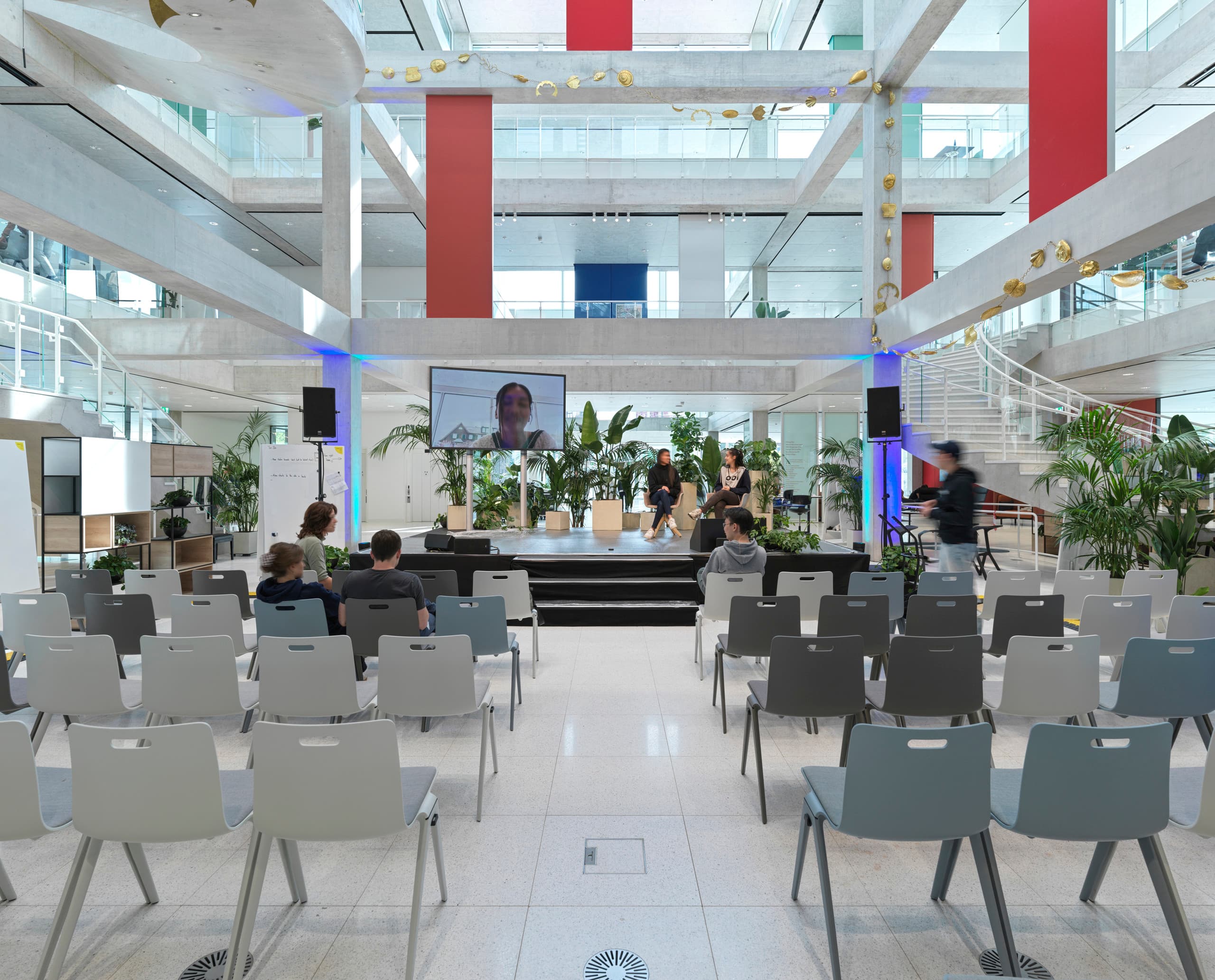 ERCO LED-Beleuchtung im Lernzentrum der Universität St. Gallen für hohe Flexibilität.