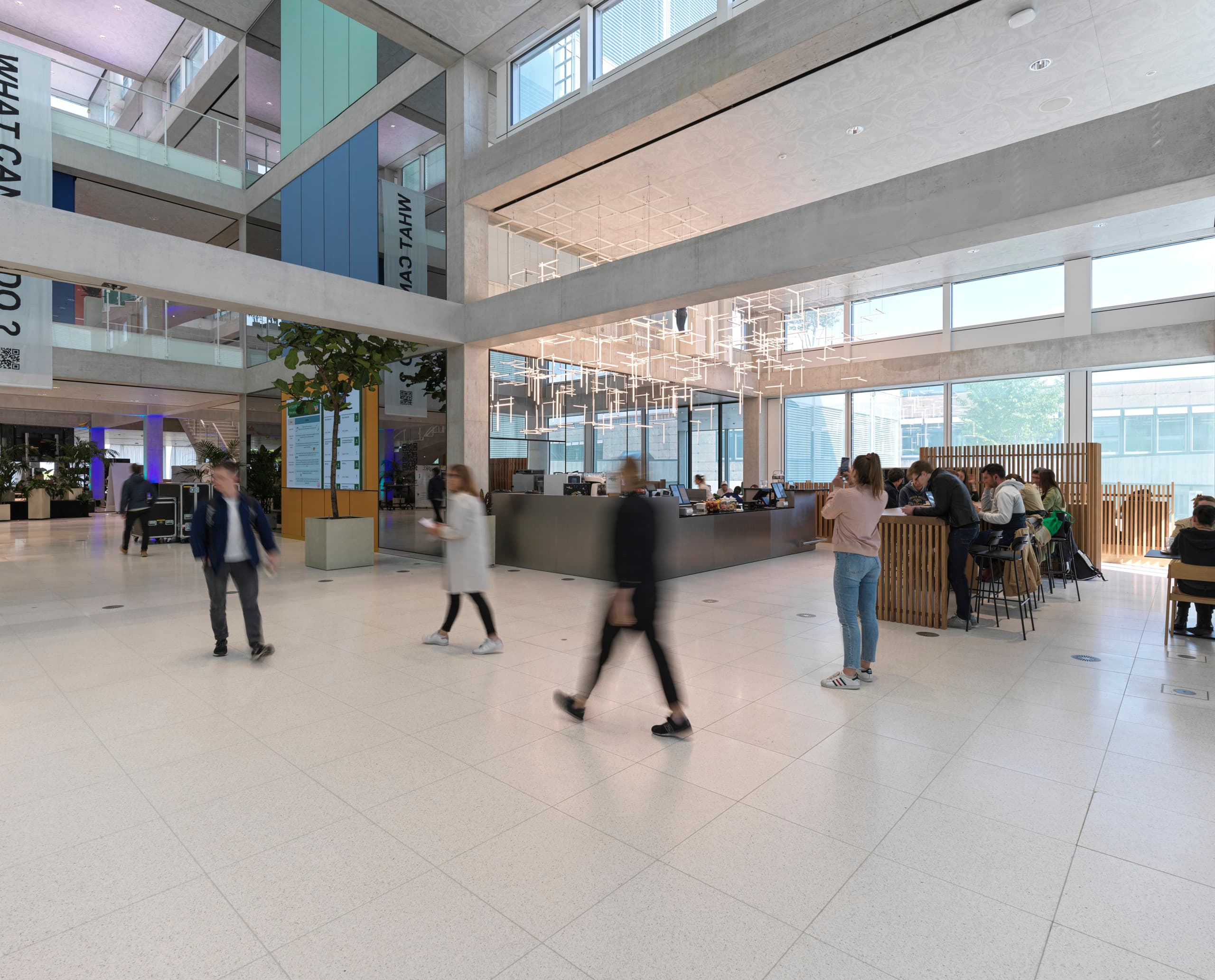ERCO LED-Beleuchtung im Lernzentrum der Universität St. Gallen für hohe Sehqualität und Flexibilität.