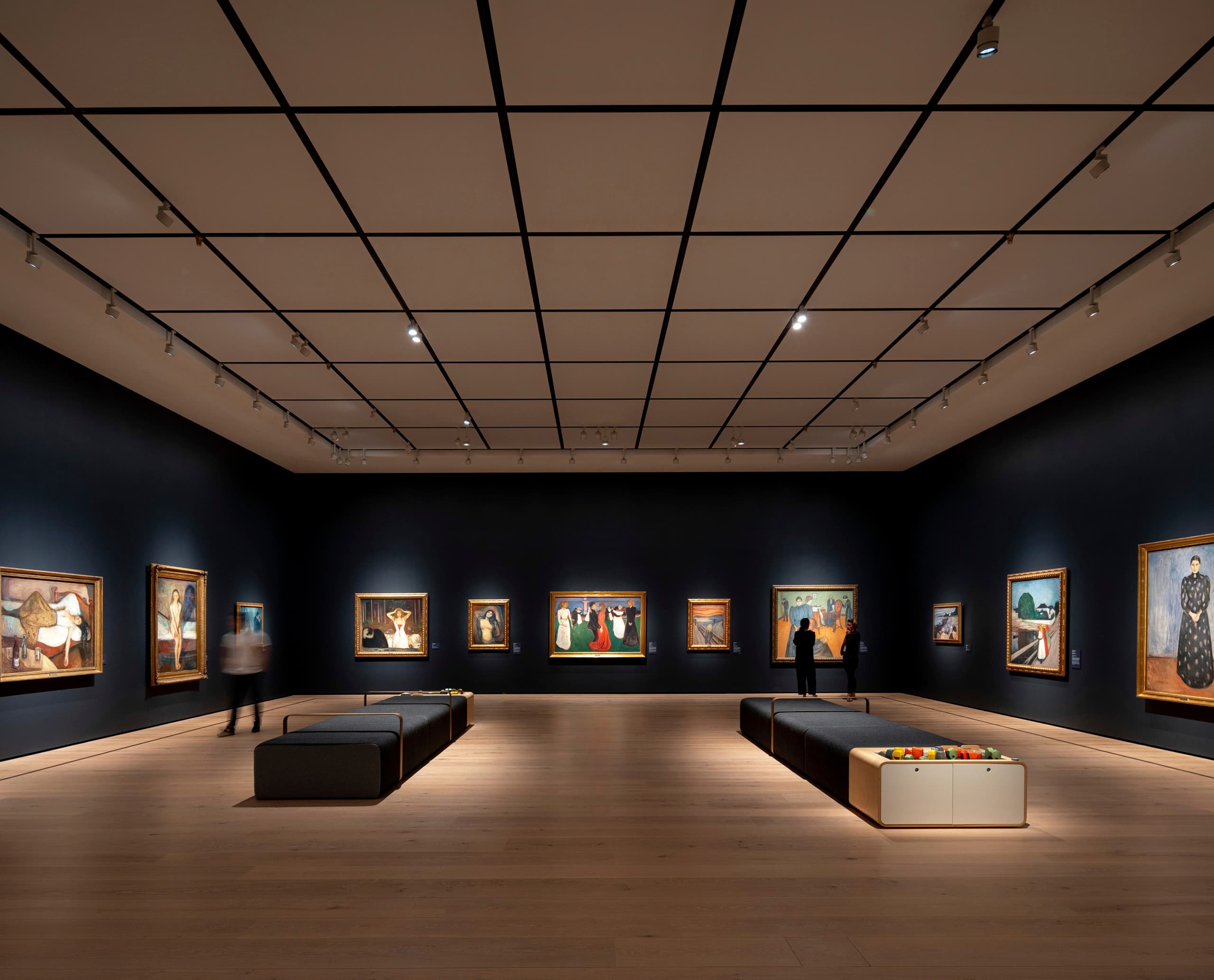 Akzentbeleuchtung in einer Kunstgalerie mit Gemälden, die mit Strahlern hervorgehoben werden.