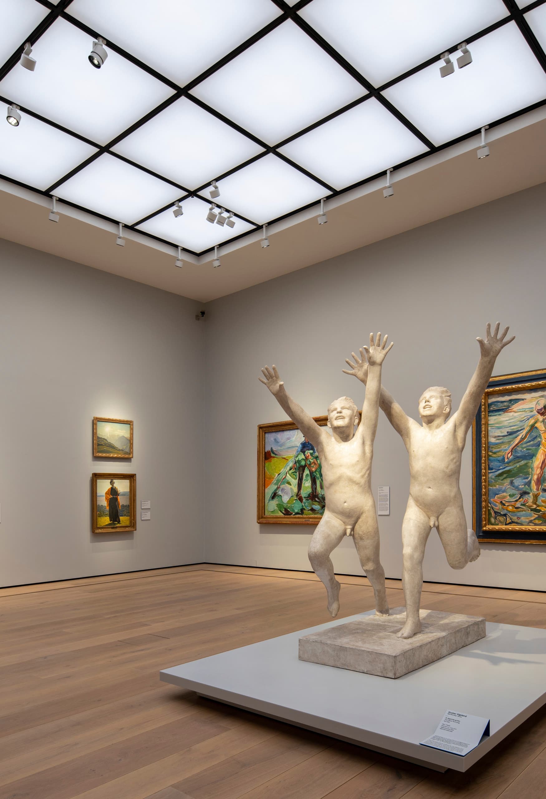 Ausstellungsraum im Nationalmuseum Oslo mit Skulpturen und Gemälden, beleuchtet mit ERCO Strahlern.