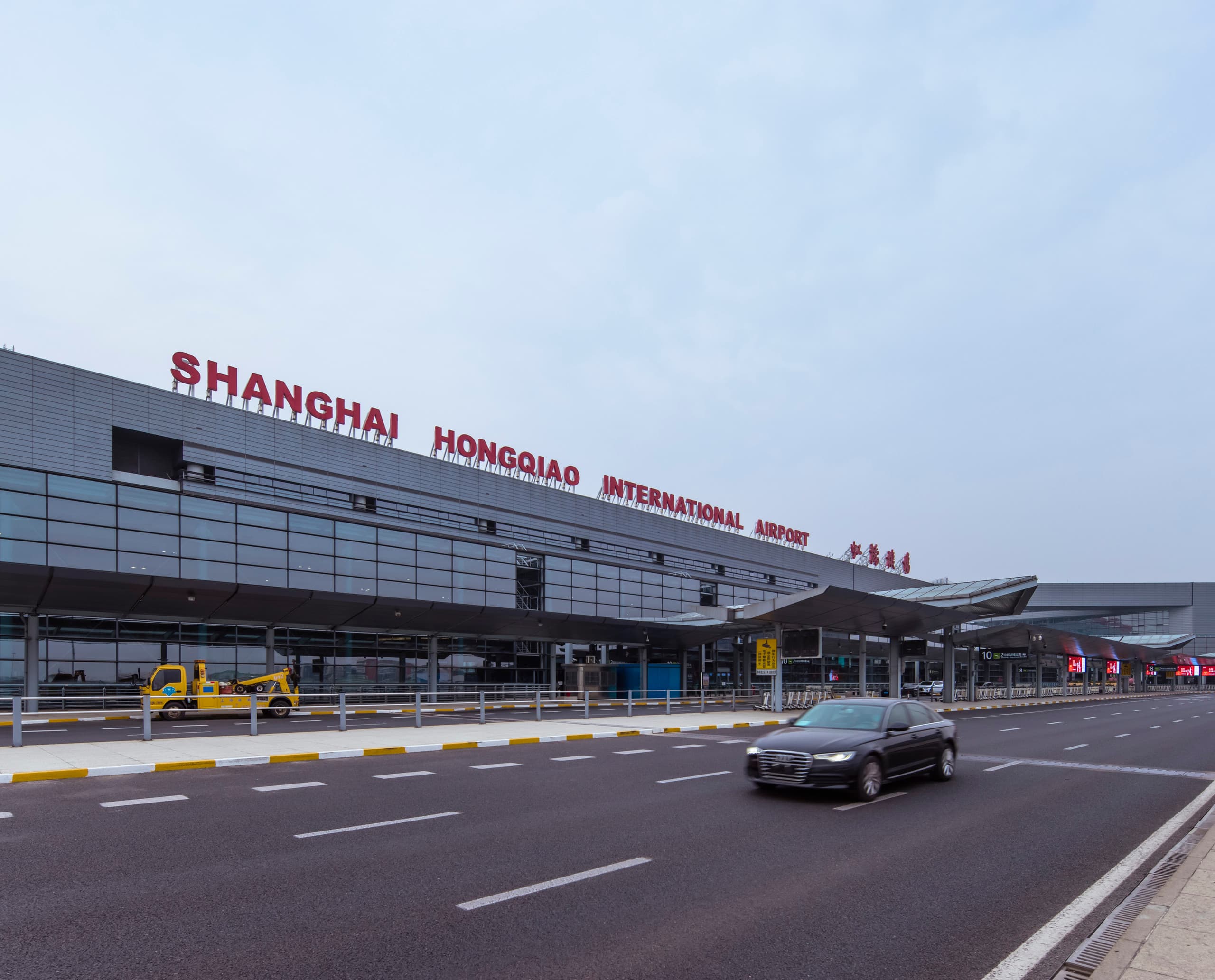 Shanghai Hongqiao International Airport Terminal mit ERCO Beleuchtung für angenehme Atmosphäre.