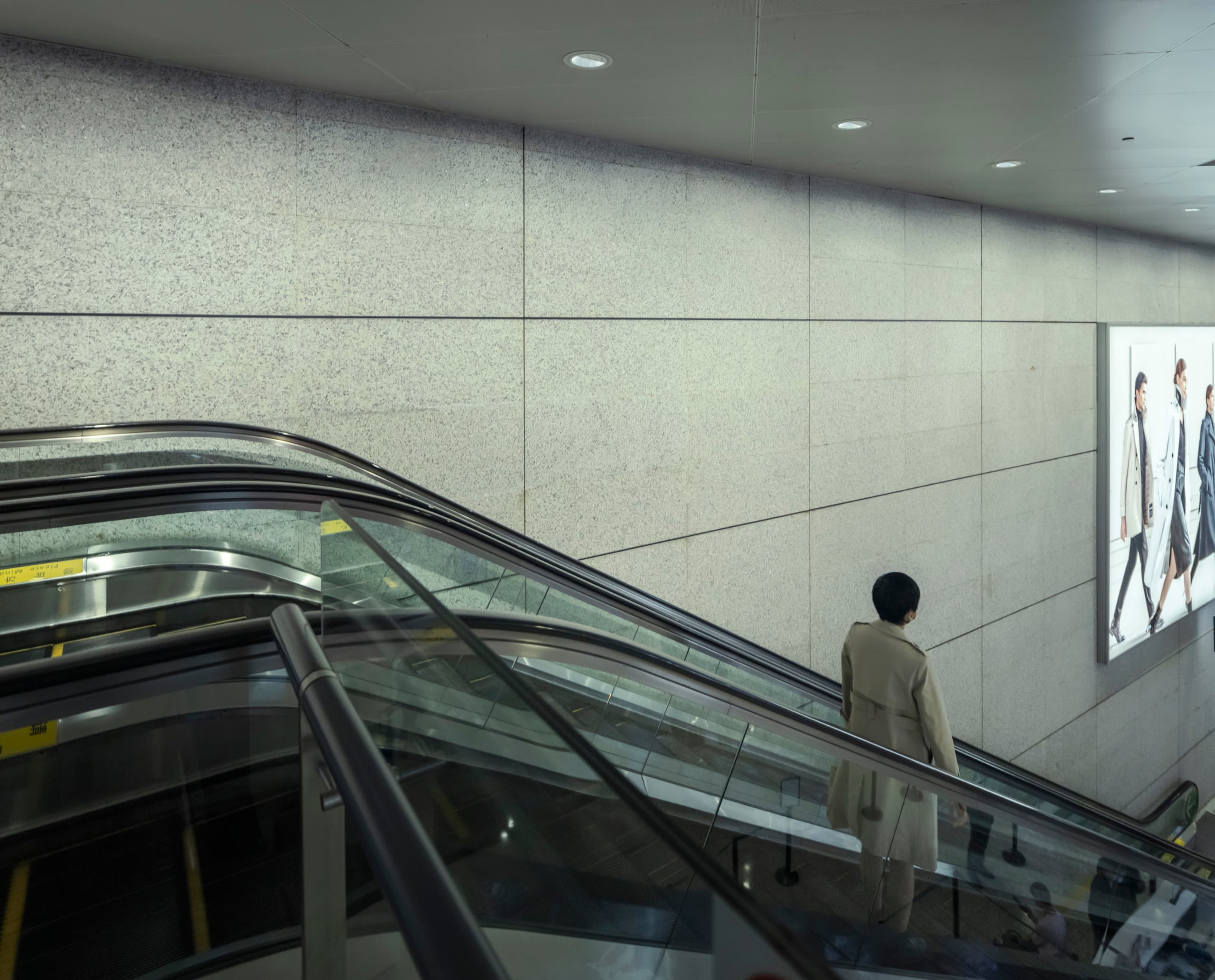 Flughafen Shanghai-Hongqiao: Rolltreppe mit ERCO Beleuchtung für angenehme Atmosphäre.