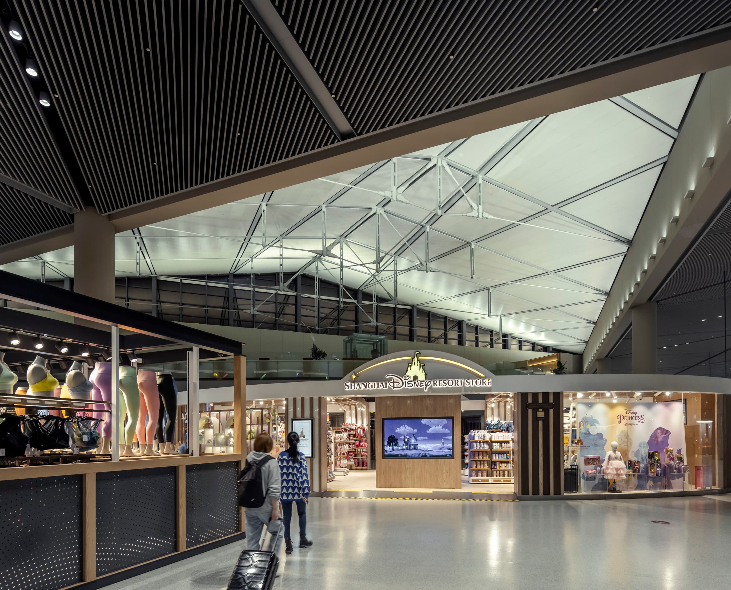 Flughafen Shanghai-Hongqiao: ERCO Beleuchtung im Terminal 2 schafft eine angenehme Atmosphäre.
