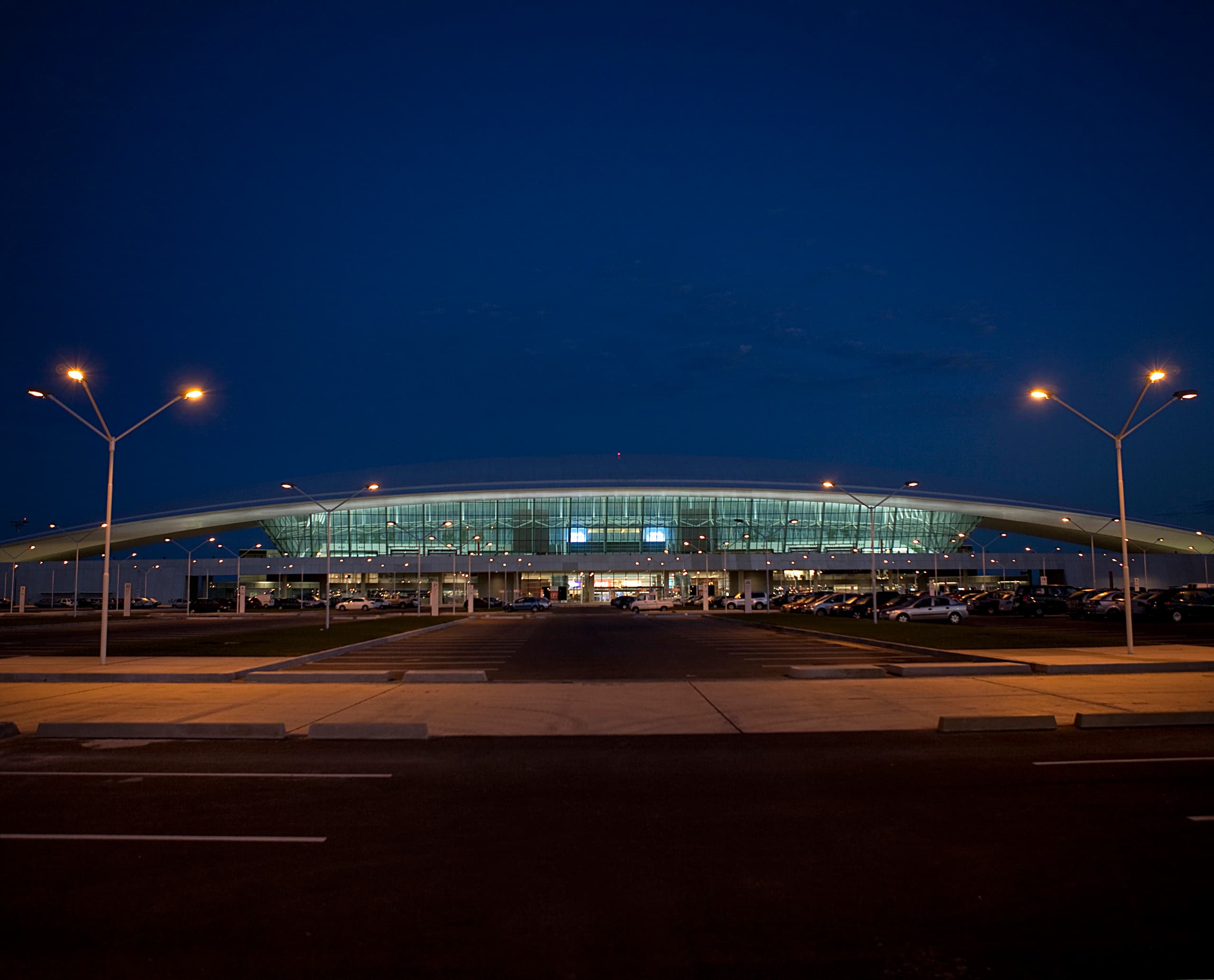 Carrasco International Airport bei Nacht, beleuchtet mit ERCO Lichtlösungen.