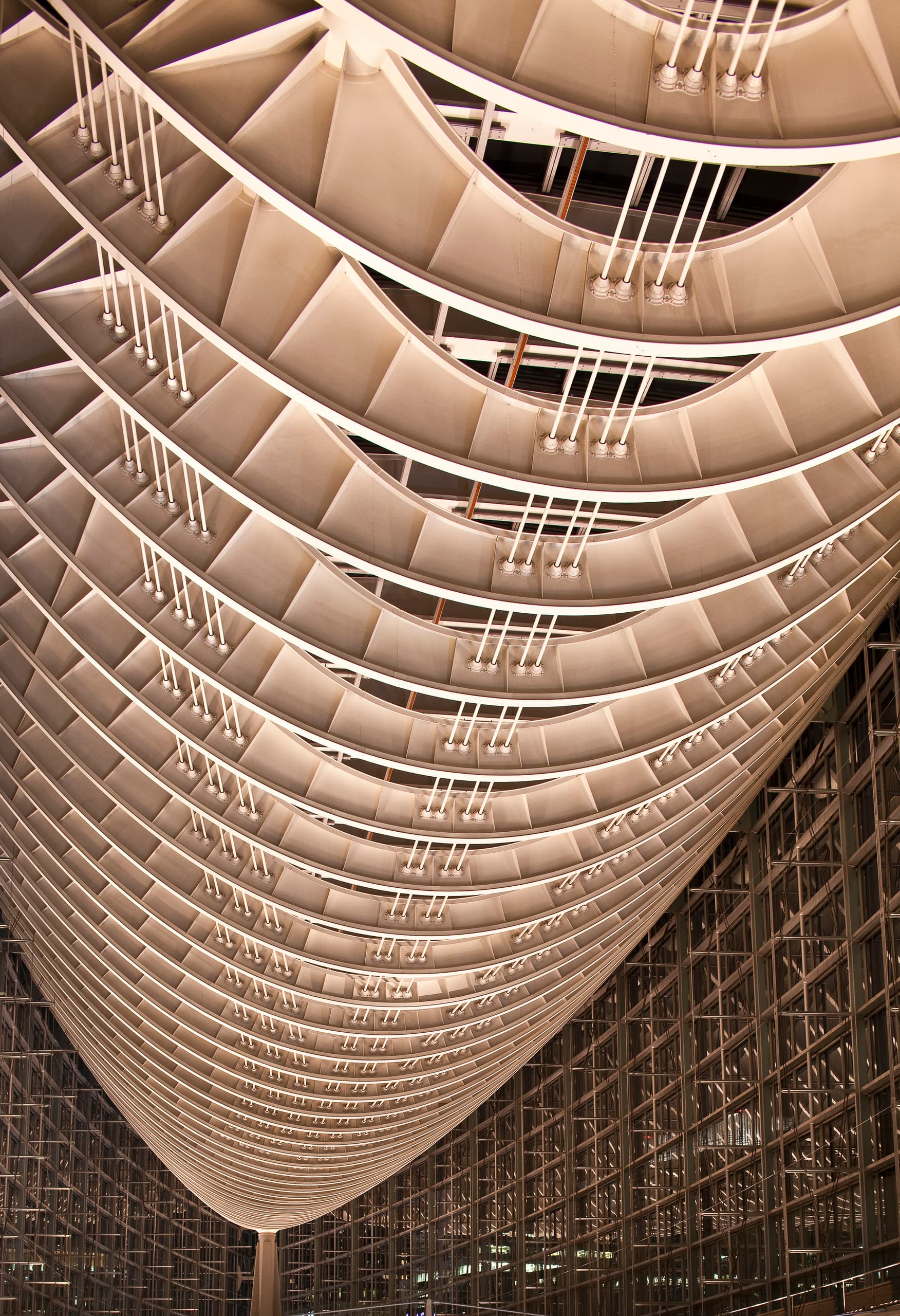 Stahlkonstruktion im Tokyo International Forum, beleuchtet mit ERCO Strahlern für Energieeffizienz.