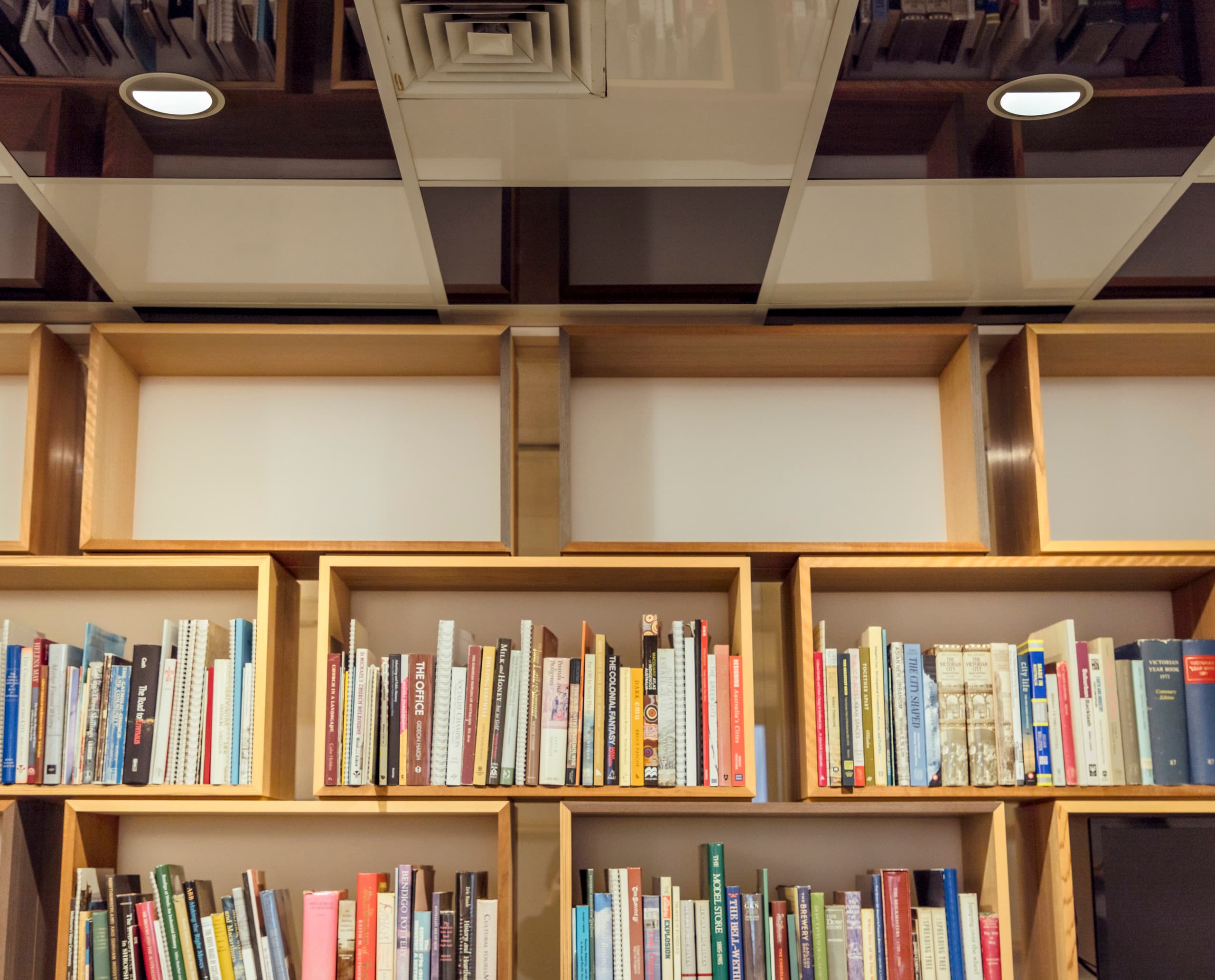ERCO Iku Downlights beleuchten Bücherregale im Büro Lovell Chen in Melbourne.
