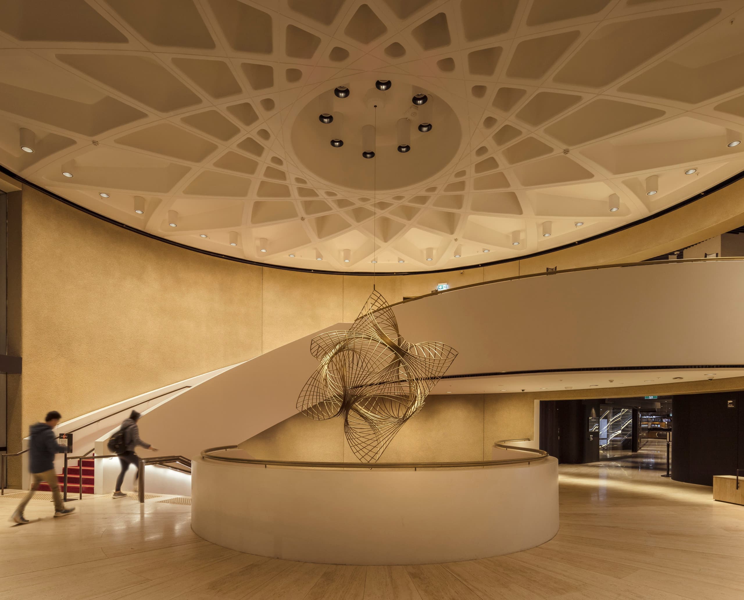 Die Shell House Lobby in Melbourne mit ERCO Downlights und Wandflutern, die Kunst hervorheben.