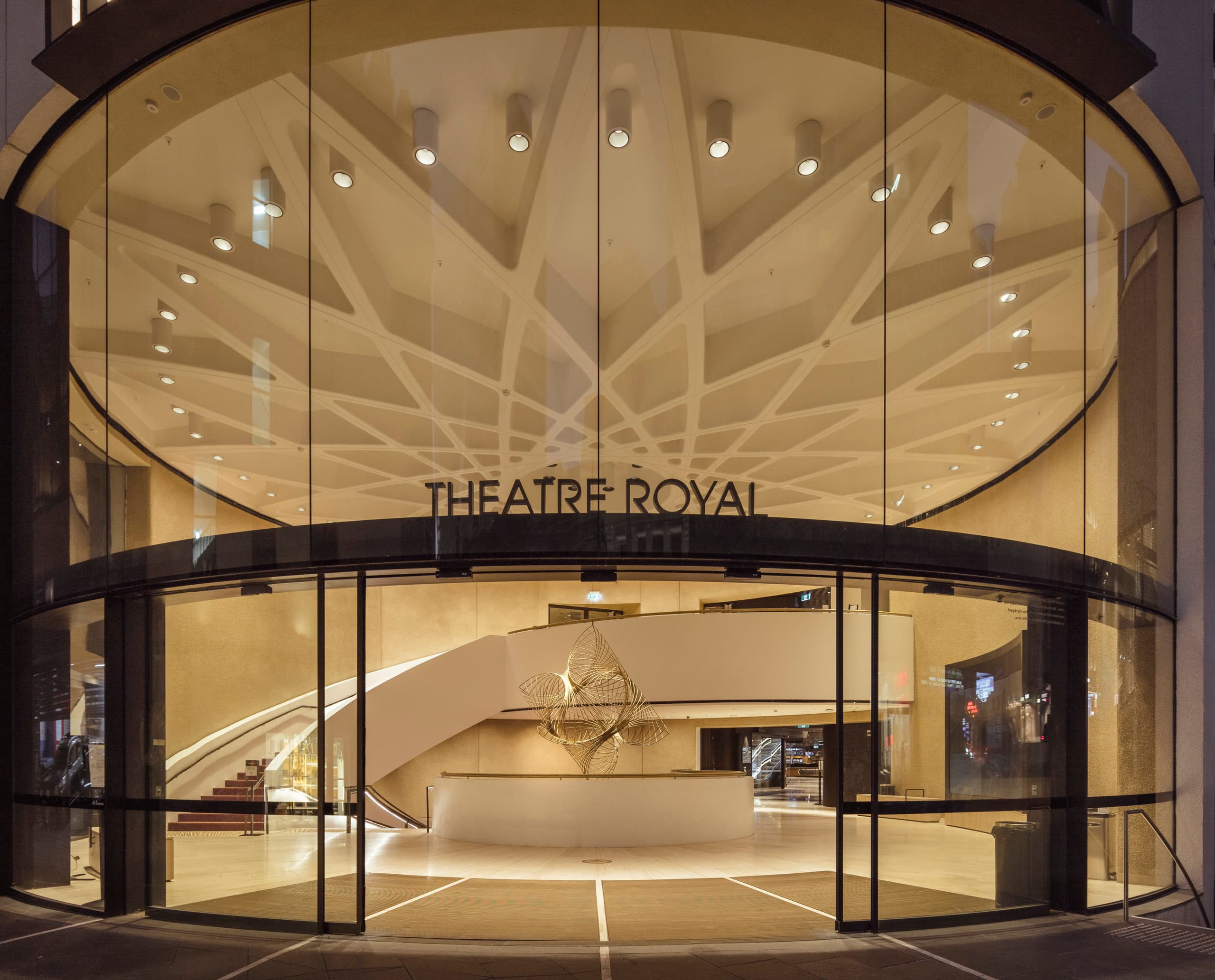 Eingang des Theatre Royal, Sydney, mit ERCO LED-Beleuchtung für architektonische Akzente.