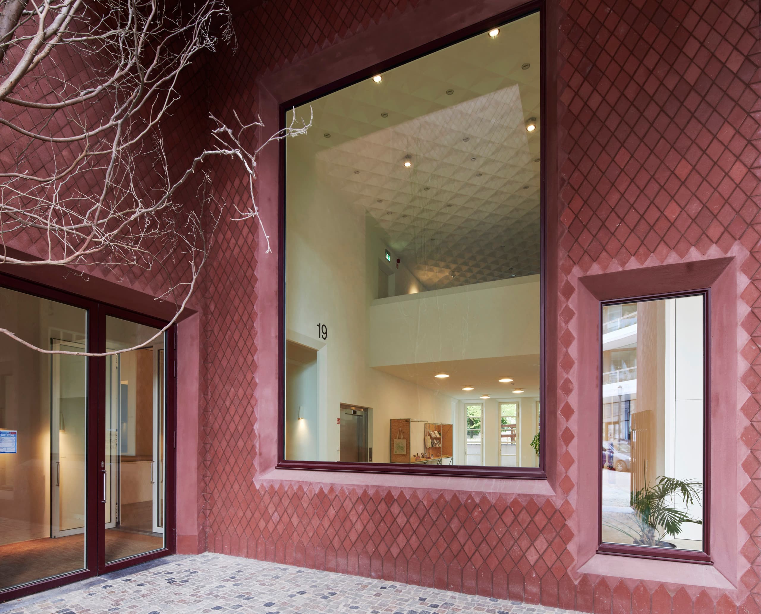 Kunsthalle Z33 Fassade mit ERCO Lichttechnik für flexible Ausstellungsbeleuchtung.