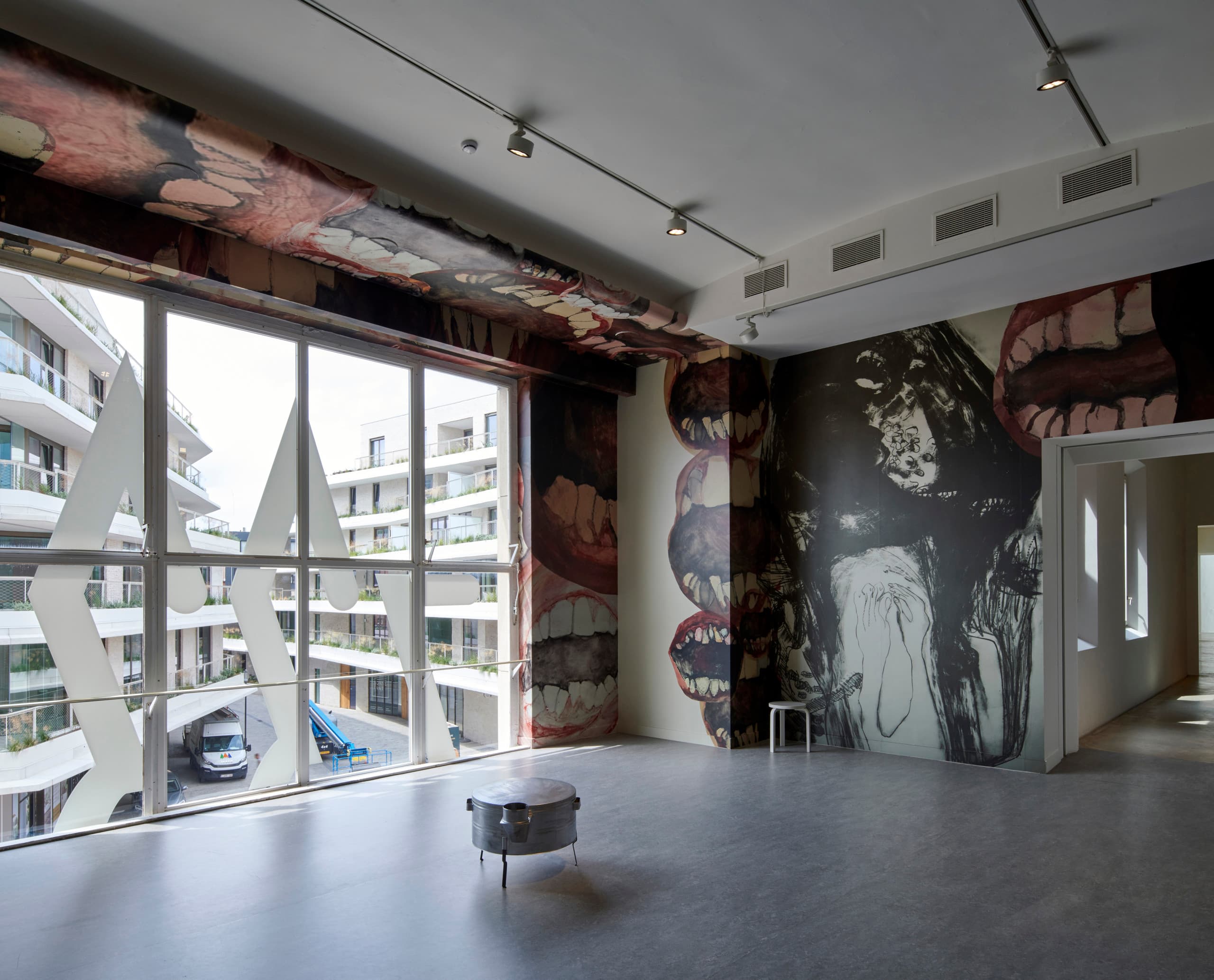 Kunsthalle Z33, Hasselt, mit ERCO Light Board Strahlern für flexible Ausstellungsbeleuchtung.