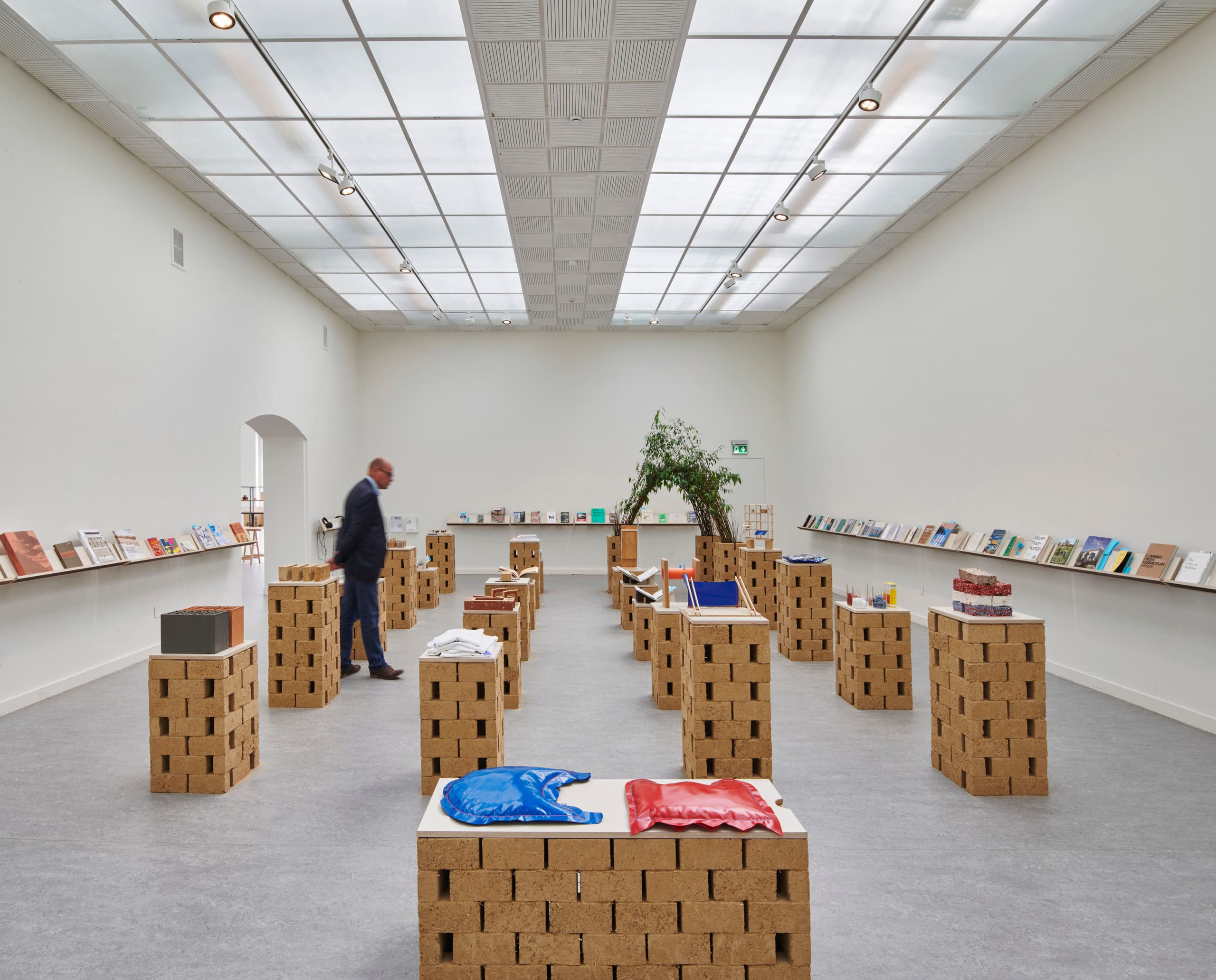 ERCO Strahler beleuchten die Kunsthalle Z33 in Hasselt für flexible Ausstellungen mit präzisem Licht.