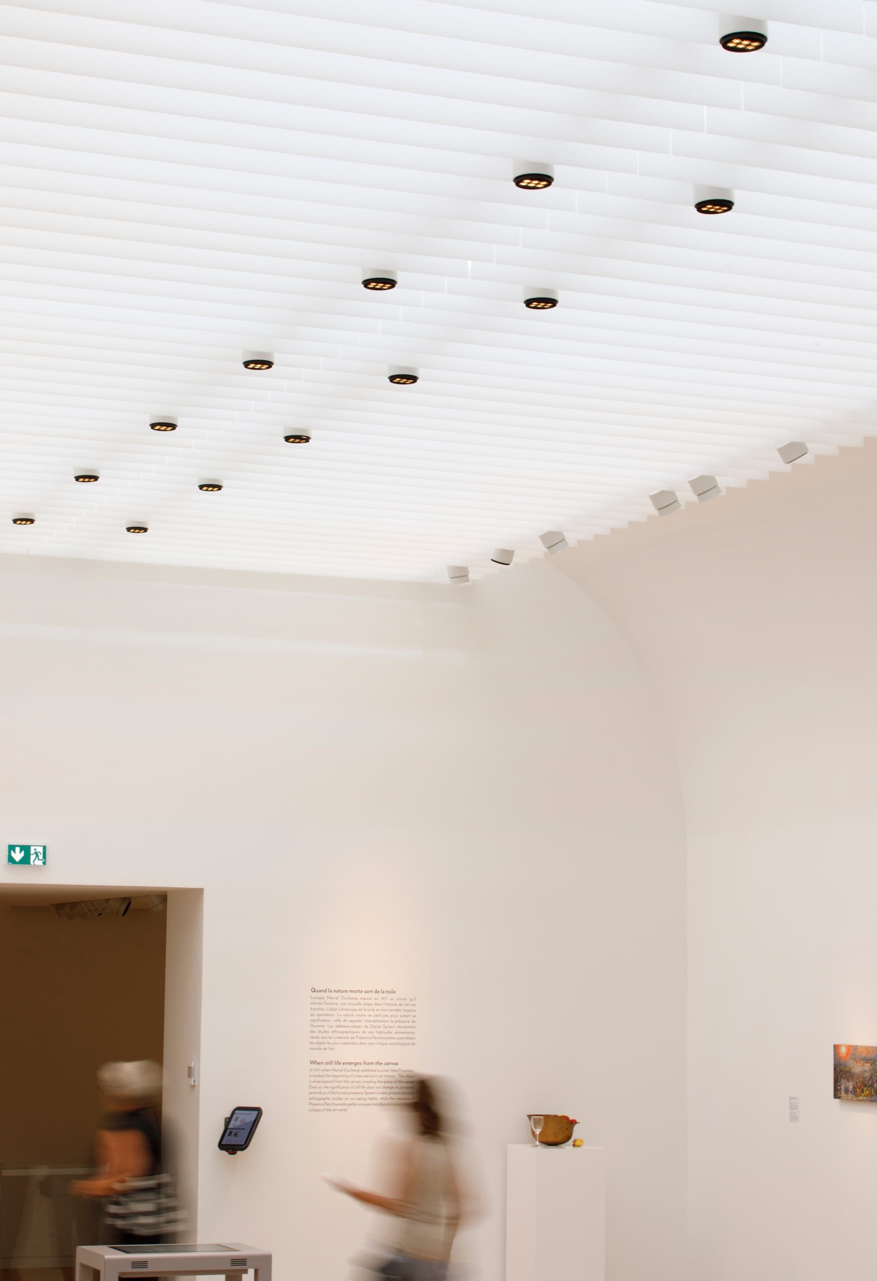 ERCO Parscan Strahler an der Decke von Les Franciscaines, die Museumsbeleuchtung für kulturelle Räume bietet.